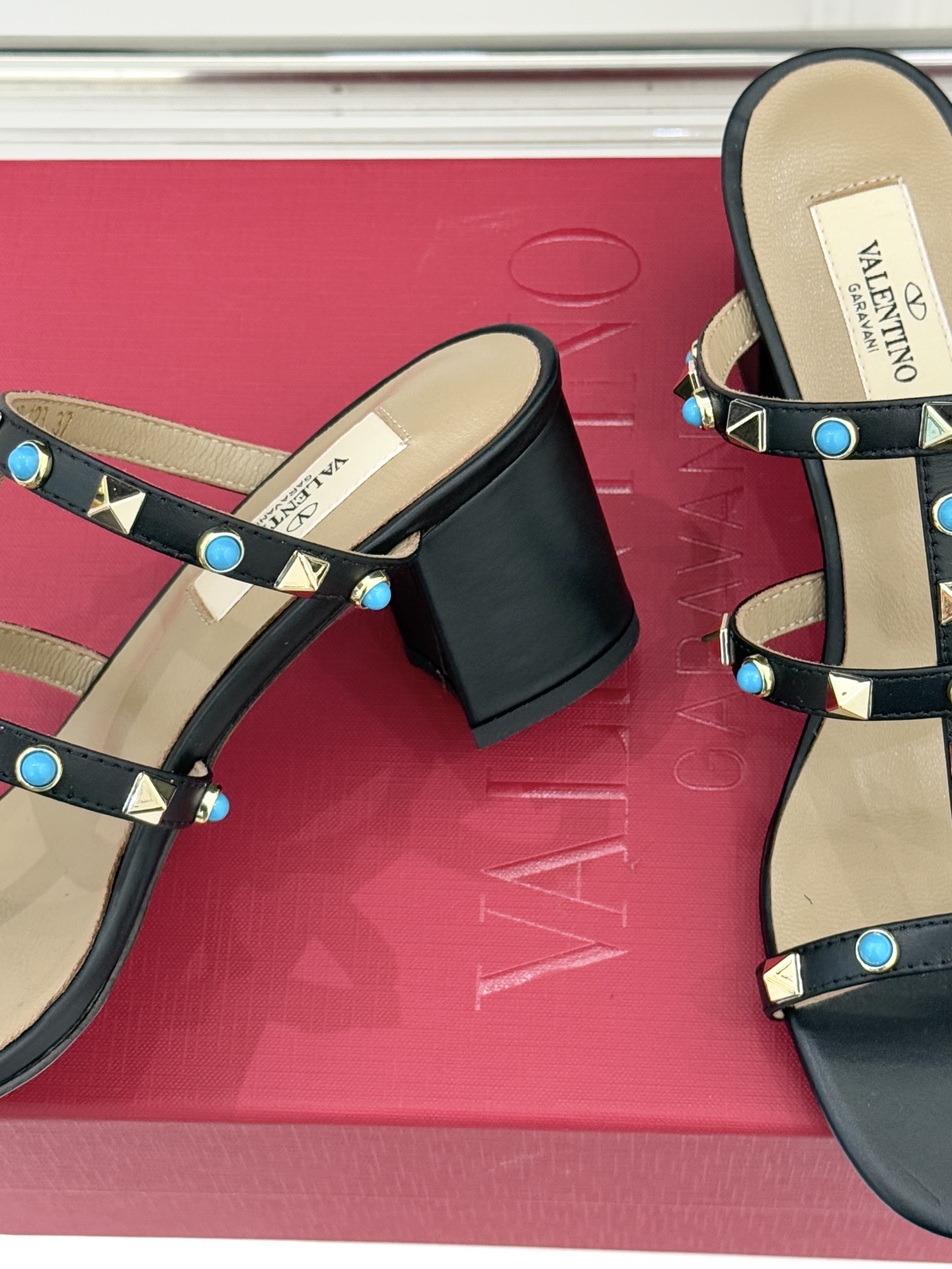 Valentino/华伦天奴经典铆钉宝石粗跟拖鞋以Rockstud经典铆钉碰撞璀璨宝石将锋芒与柔奢注入粗