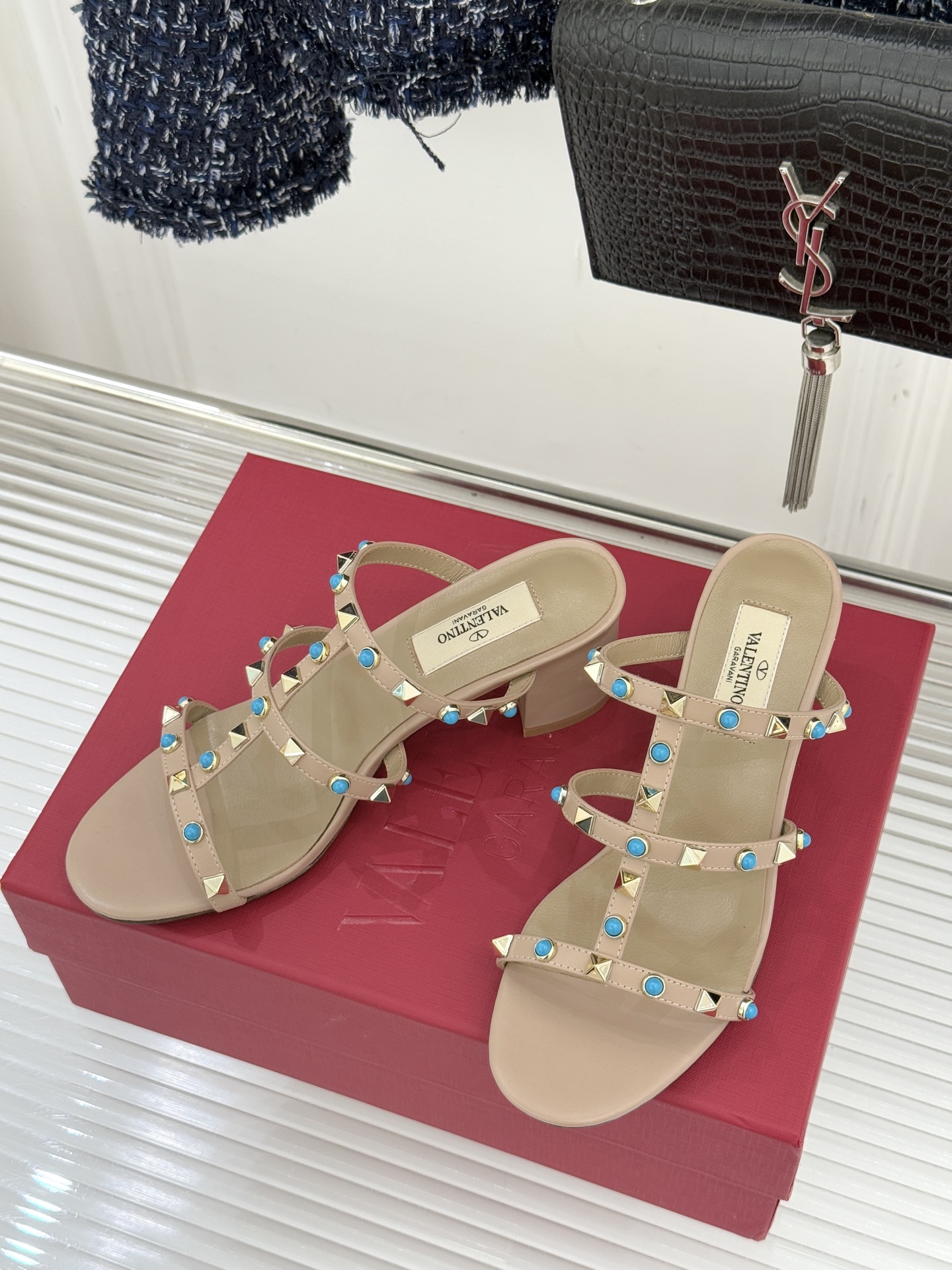 Valentino/华伦天奴经典铆钉宝石粗跟拖鞋以Rockstud经典铆钉碰撞璀璨宝石将锋芒与柔奢注入粗