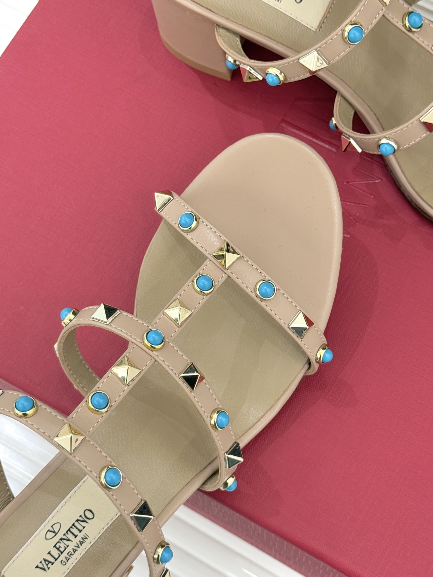 Valentino/华伦天奴经典铆钉宝石粗跟拖鞋以Rockstud经典铆钉碰撞璀璨宝石将锋芒与柔奢注入粗