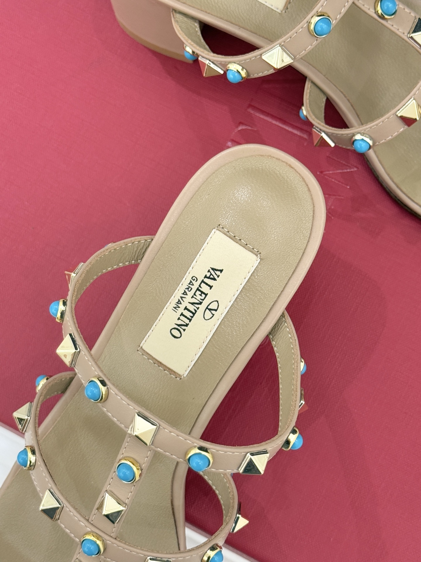 Valentino/华伦天奴经典铆钉宝石粗跟拖鞋以Rockstud经典铆钉碰撞璀璨宝石将锋芒与柔奢注入粗