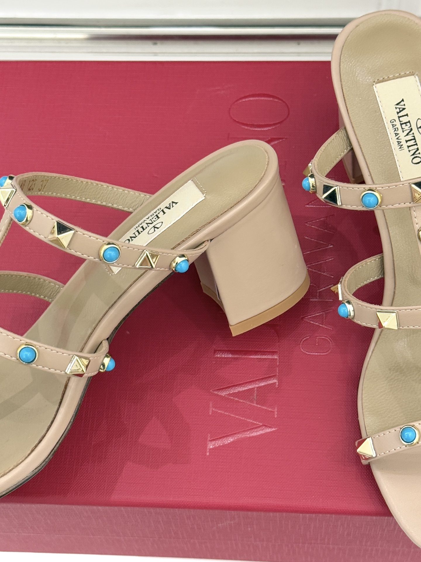 Valentino/华伦天奴经典铆钉宝石粗跟拖鞋以Rockstud经典铆钉碰撞璀璨宝石将锋芒与柔奢注入粗