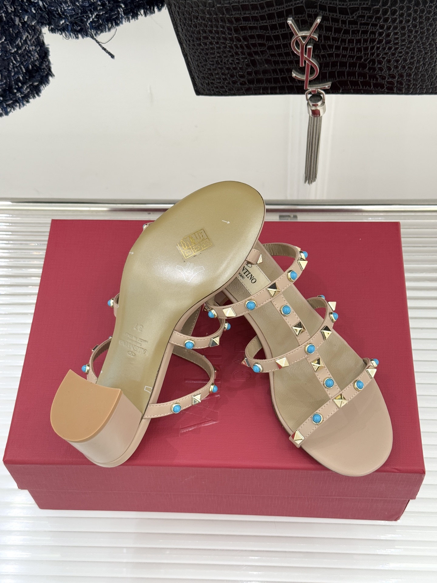 Valentino/华伦天奴经典铆钉宝石粗跟拖鞋以Rockstud经典铆钉碰撞璀璨宝石将锋芒与柔奢注入粗