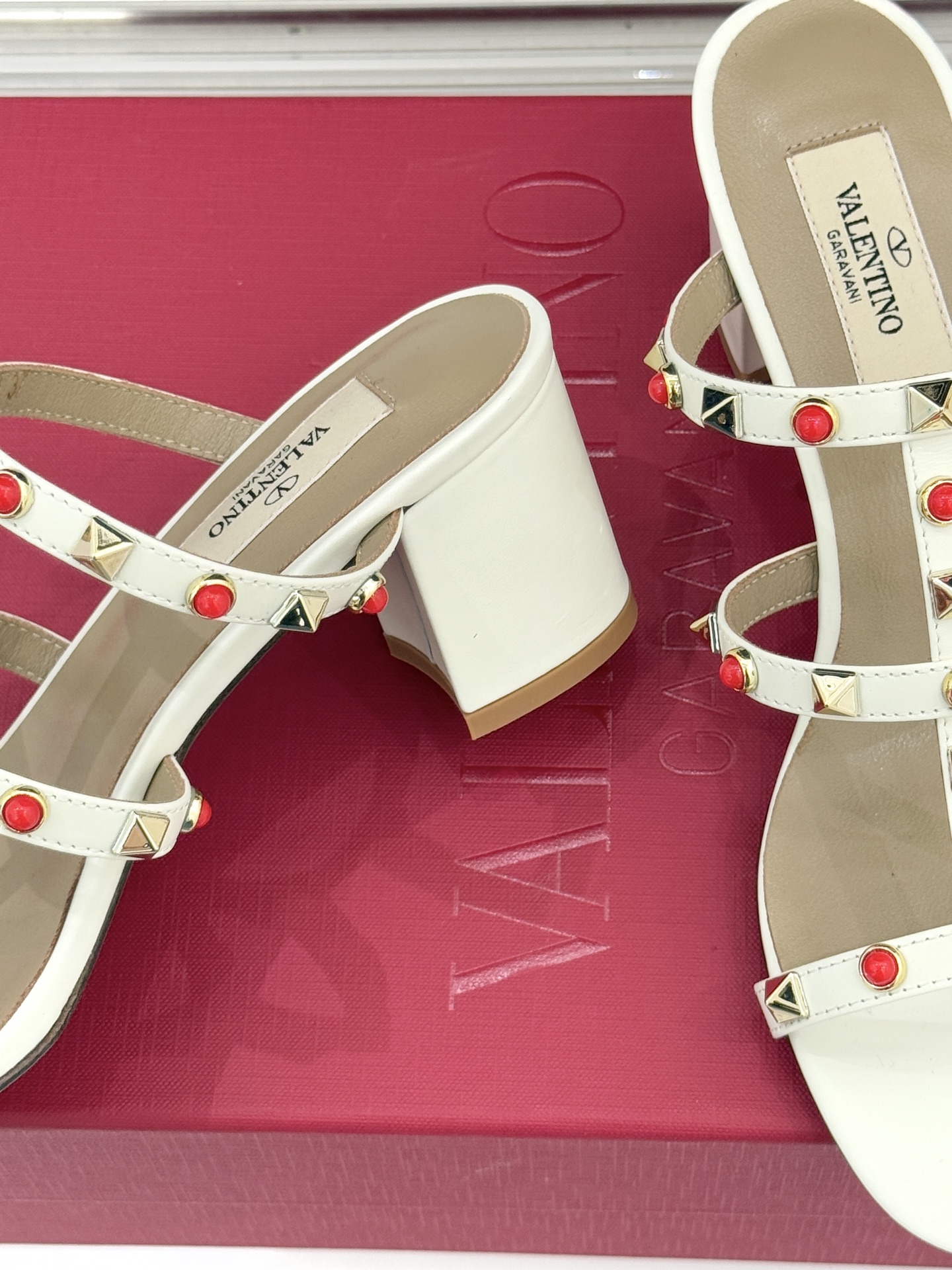 Valentino/华伦天奴经典铆钉宝石粗跟拖鞋以Rockstud经典铆钉碰撞璀璨宝石将锋芒与柔奢注入粗