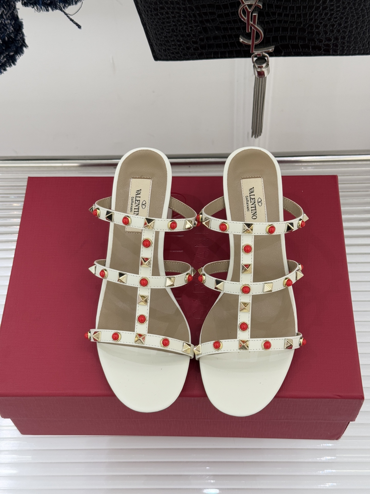 Valentino/华伦天奴经典铆钉宝石粗跟拖鞋以Rockstud经典铆钉碰撞璀璨宝石将锋芒与柔奢注入粗