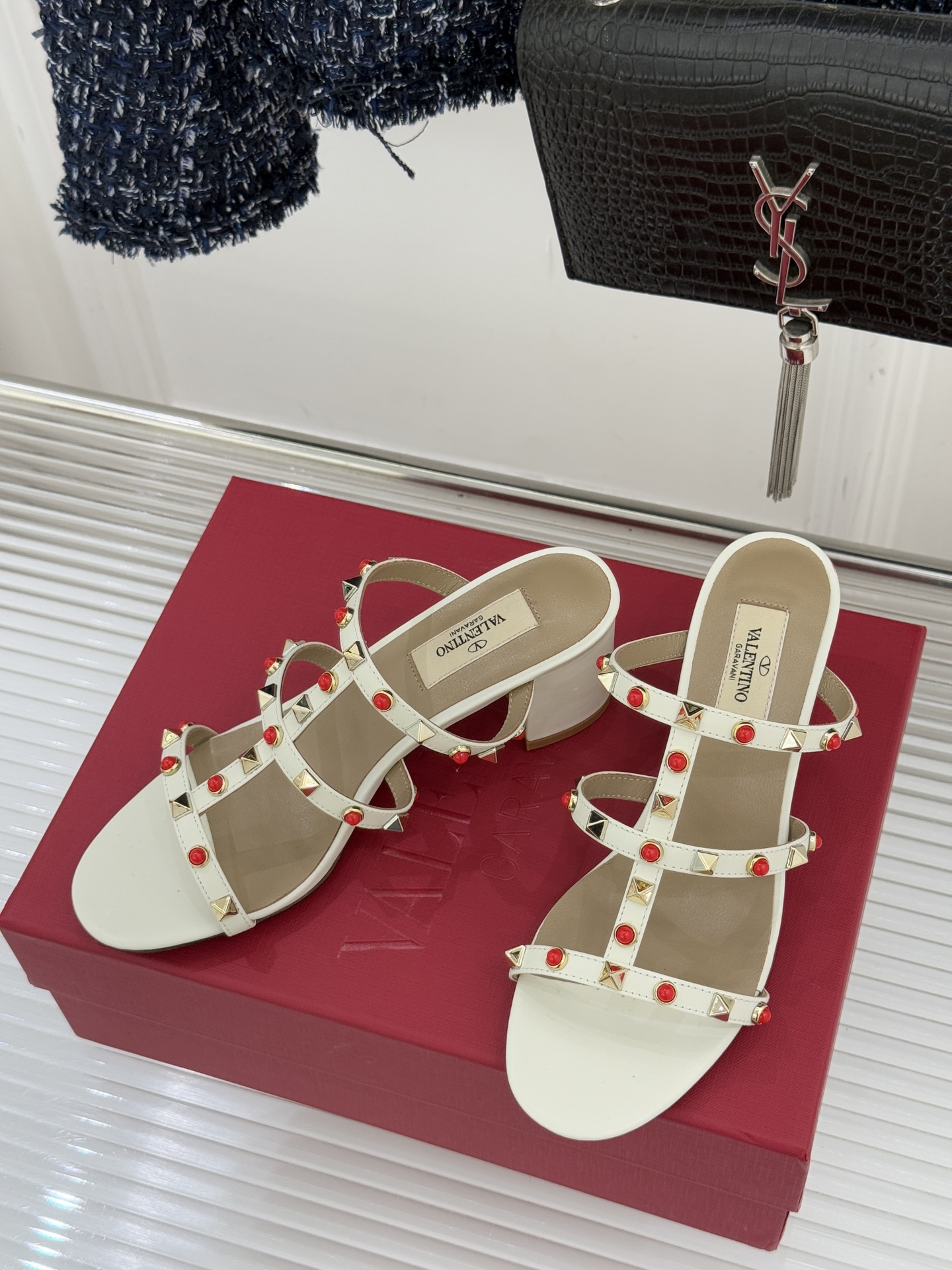 Valentino/华伦天奴经典铆钉宝石粗跟拖鞋以Rockstud经典铆钉碰撞璀璨宝石将锋芒与柔奢注入粗