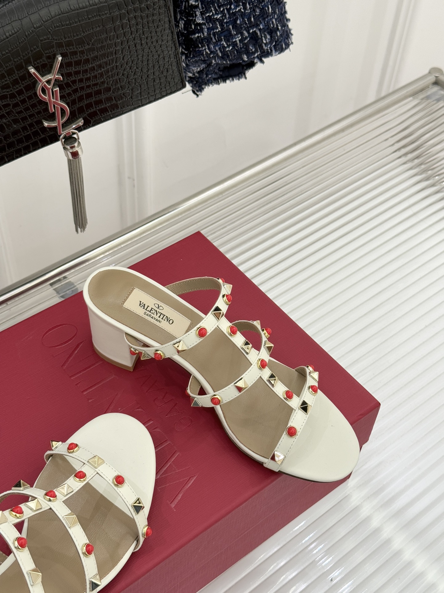 Valentino/华伦天奴经典铆钉宝石粗跟拖鞋以Rockstud经典铆钉碰撞璀璨宝石将锋芒与柔奢注入粗