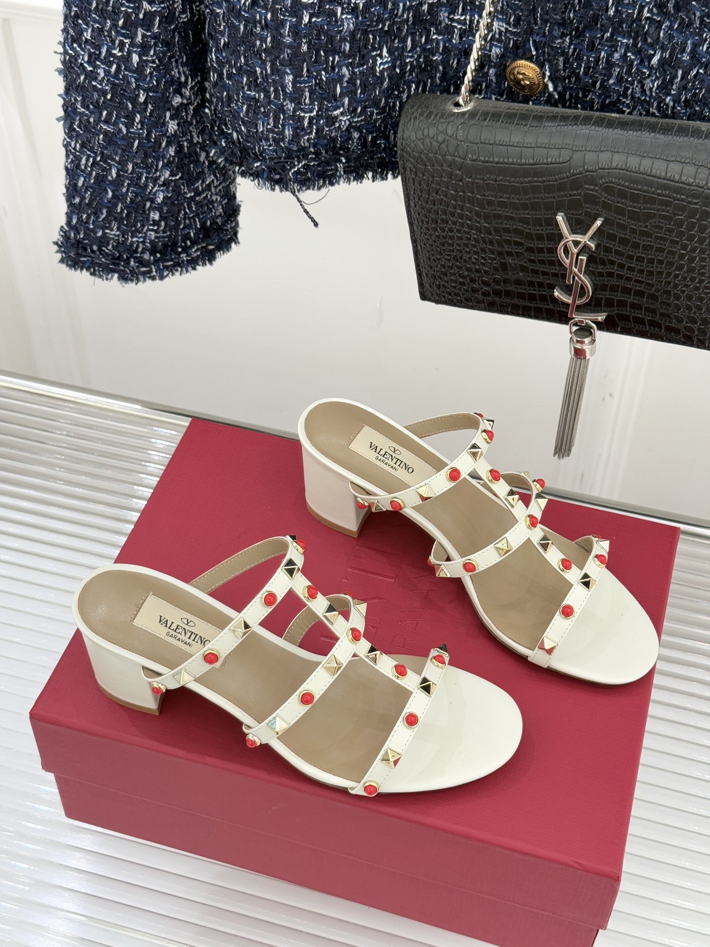 Valentino/华伦天奴经典铆钉宝石粗跟拖鞋以Rockstud经典铆钉碰撞璀璨宝石将锋芒与柔奢注入粗