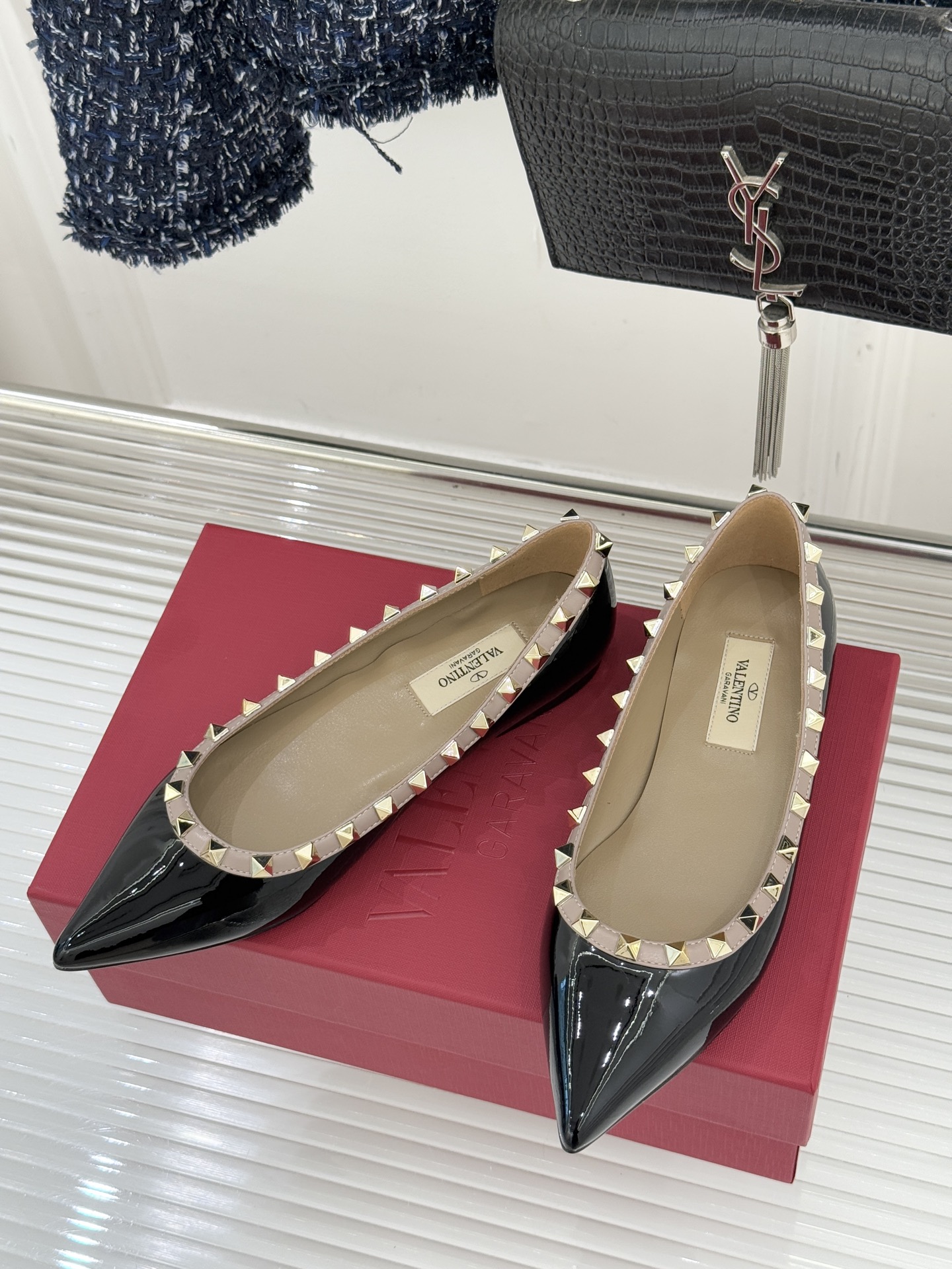 Valentino/华伦天奴经典铆钉尖头平底单鞋将标志性铆钉与利落尖头相融打造这款兼具气场与舒适的平底单