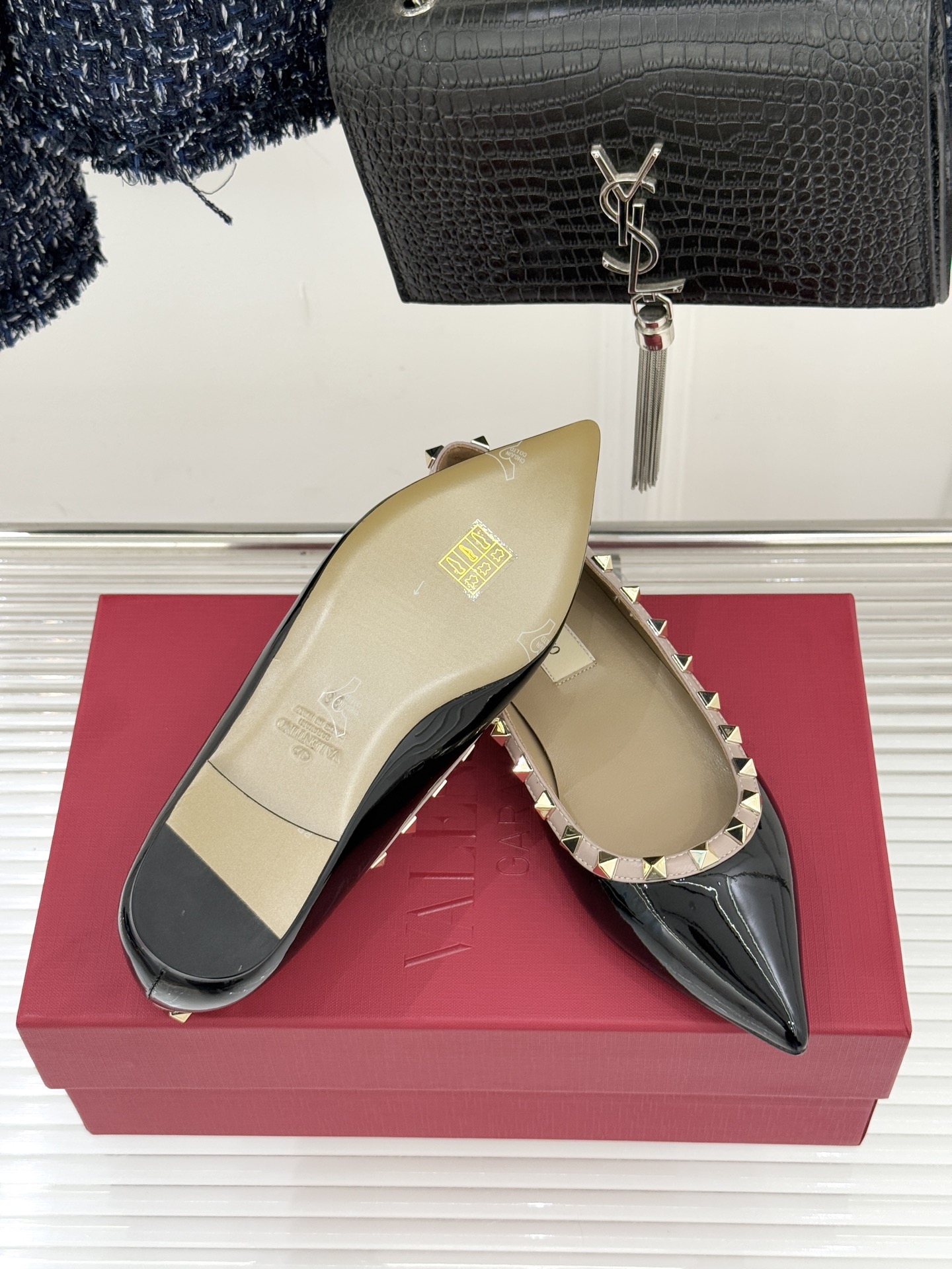 Valentino/华伦天奴经典铆钉尖头平底单鞋将标志性铆钉与利落尖头相融打造这款兼具气场与舒适的平底单