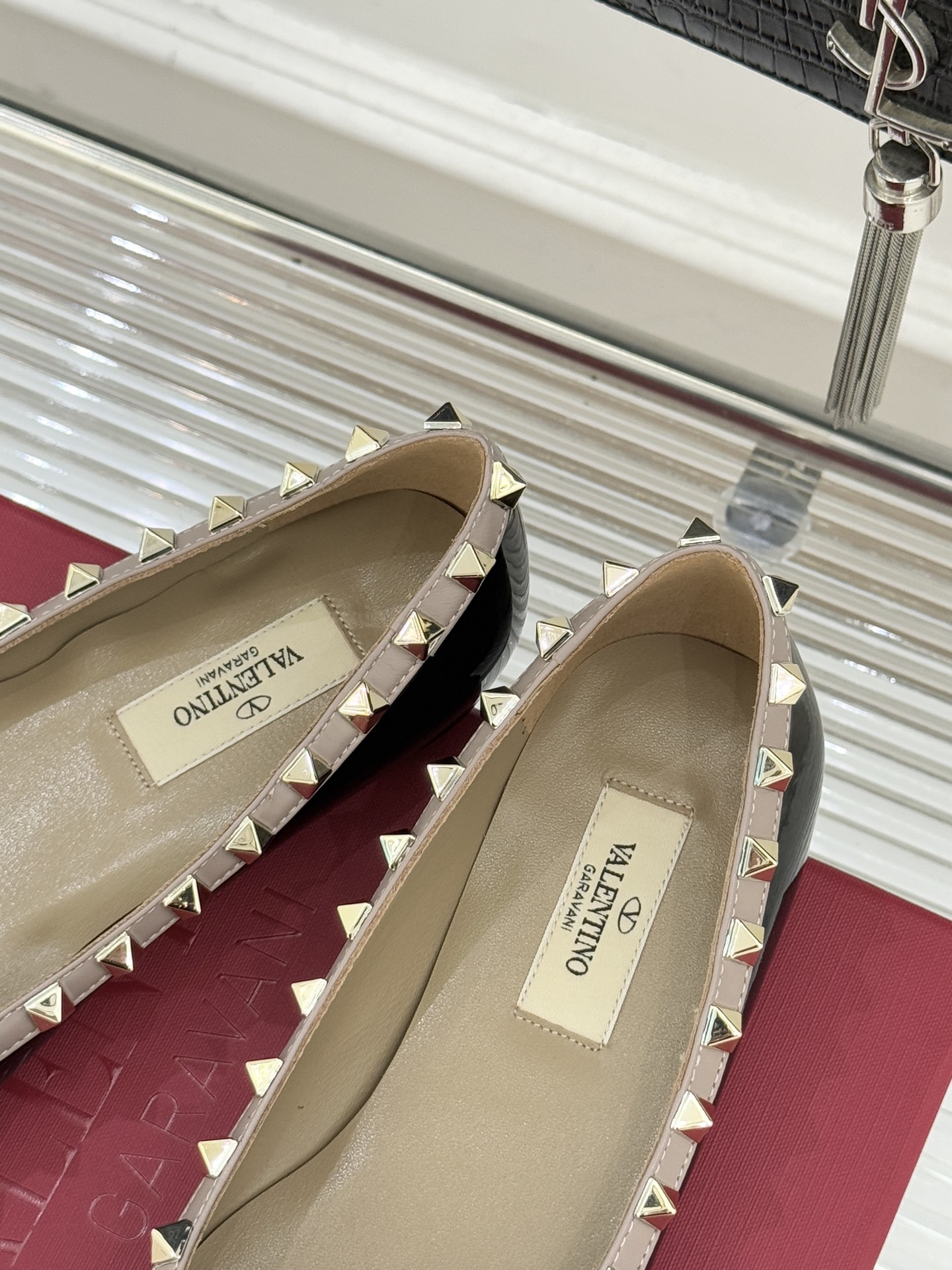 Valentino/华伦天奴经典铆钉尖头平底单鞋将标志性铆钉与利落尖头相融打造这款兼具气场与舒适的平底单