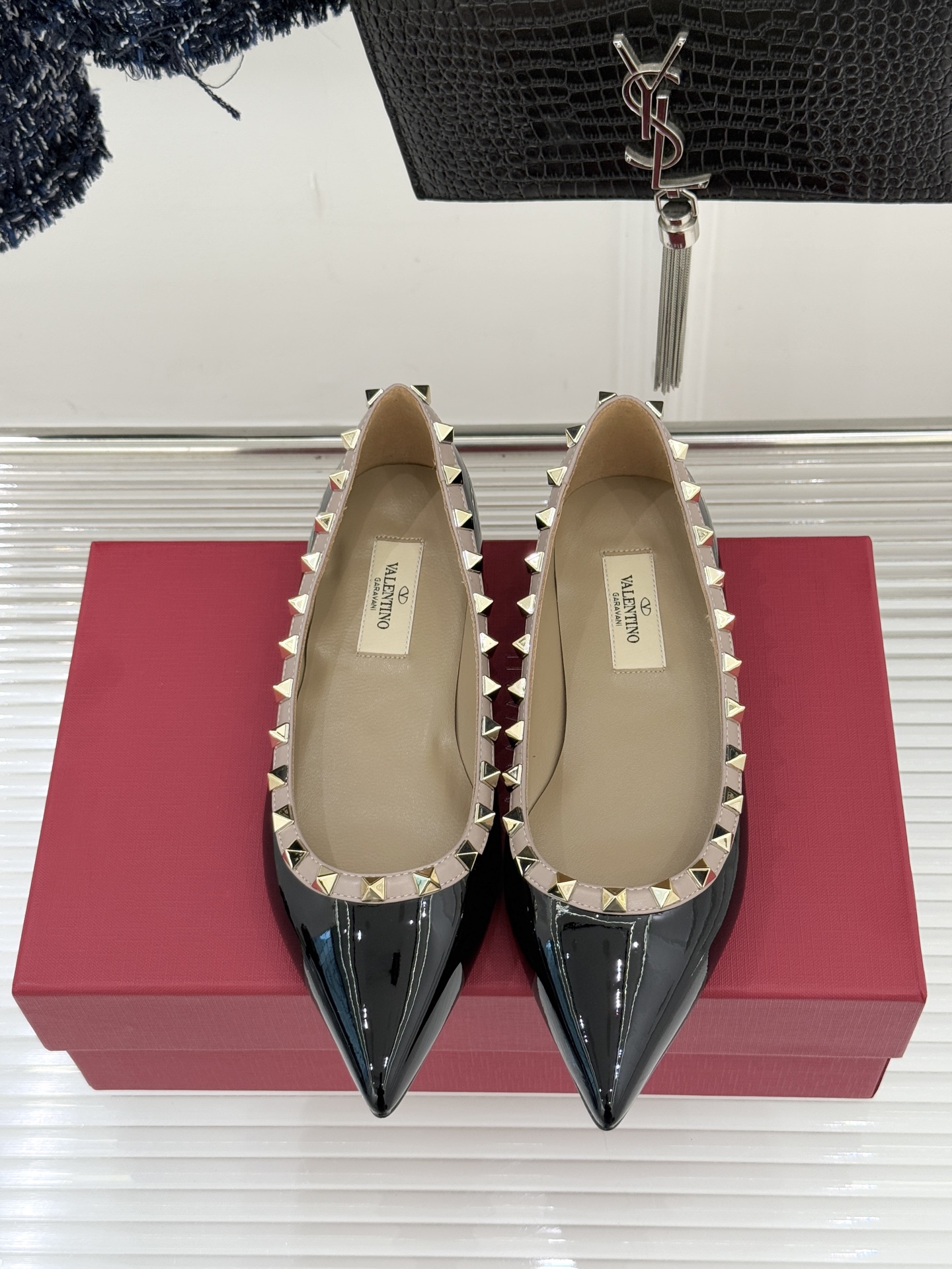 Valentino/华伦天奴经典铆钉尖头平底单鞋将标志性铆钉与利落尖头相融打造这款兼具气场与舒适的平底单