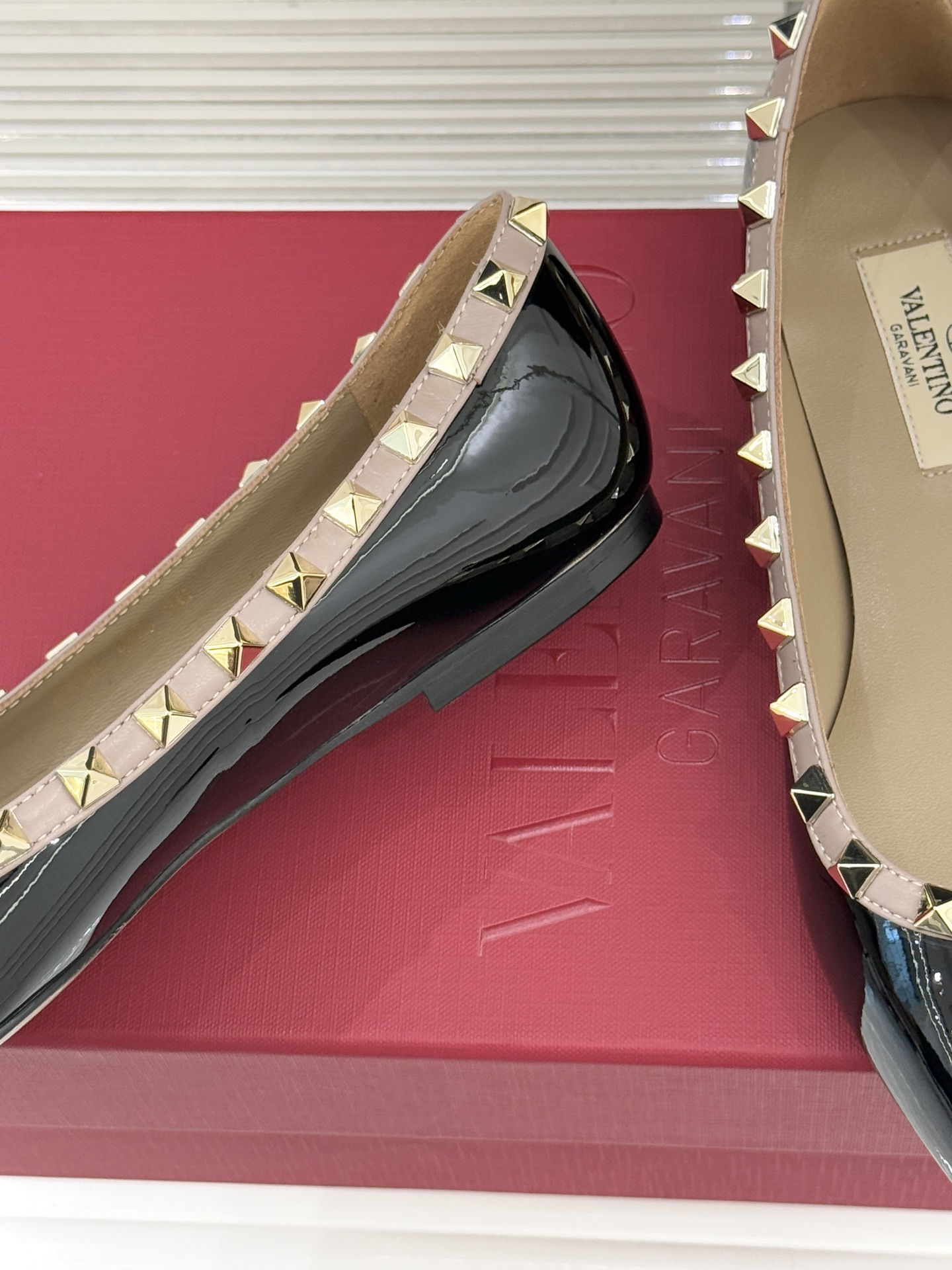 Valentino/华伦天奴经典铆钉尖头平底单鞋将标志性铆钉与利落尖头相融打造这款兼具气场与舒适的平底单