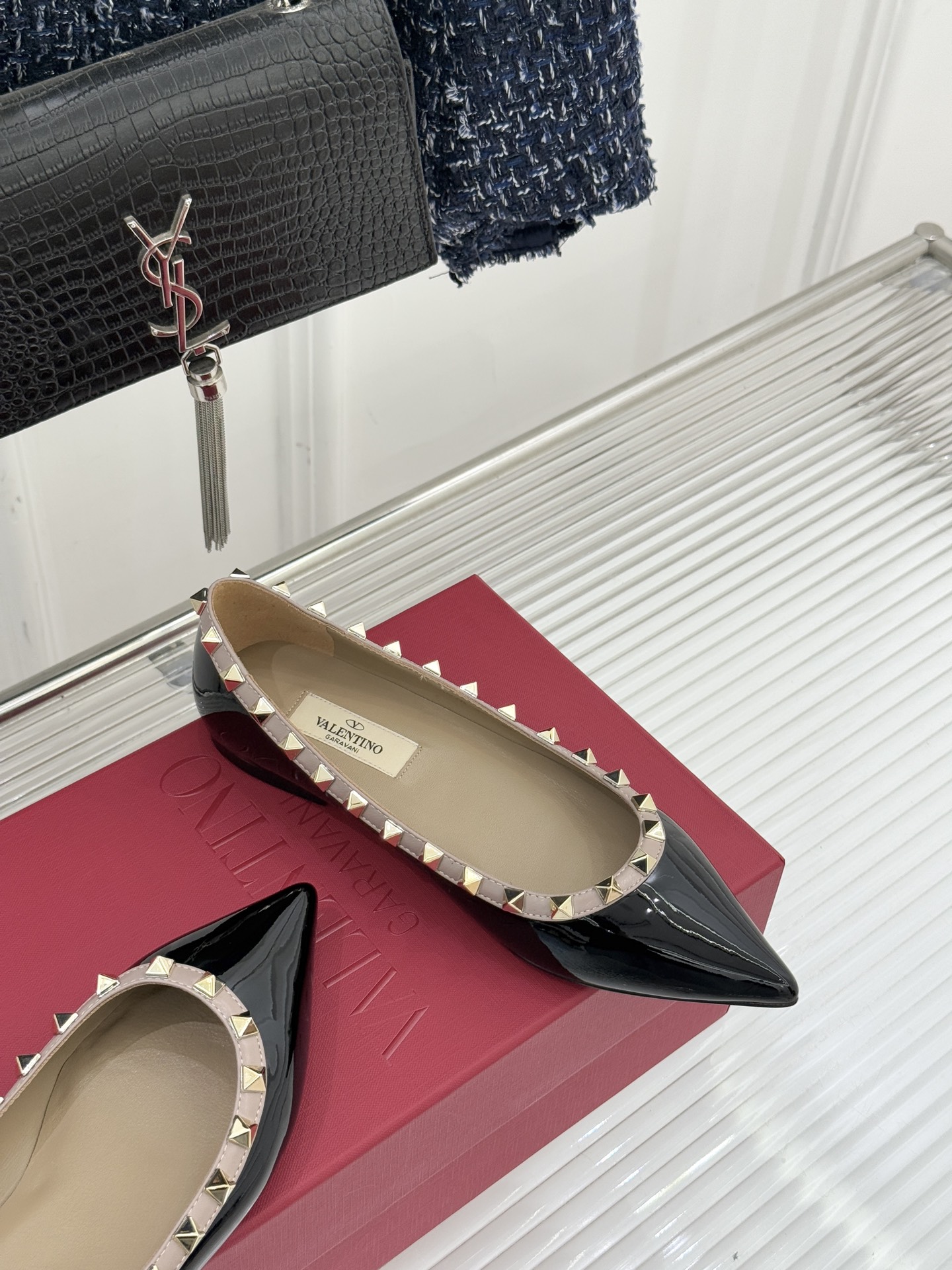 Valentino/华伦天奴经典铆钉尖头平底单鞋将标志性铆钉与利落尖头相融打造这款兼具气场与舒适的平底单