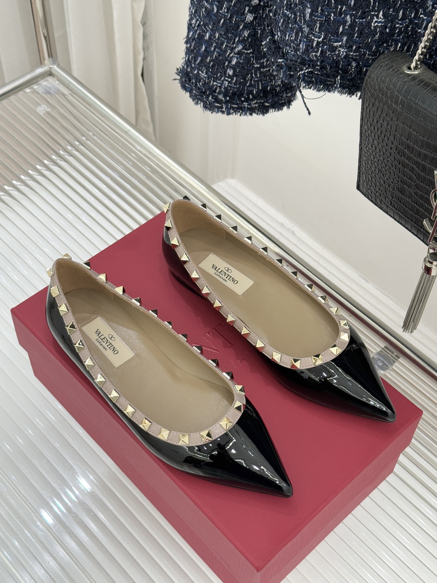 Valentino/华伦天奴经典铆钉尖头平底单鞋将标志性铆钉与利落尖头相融打造这款兼具气场与舒适的平底单