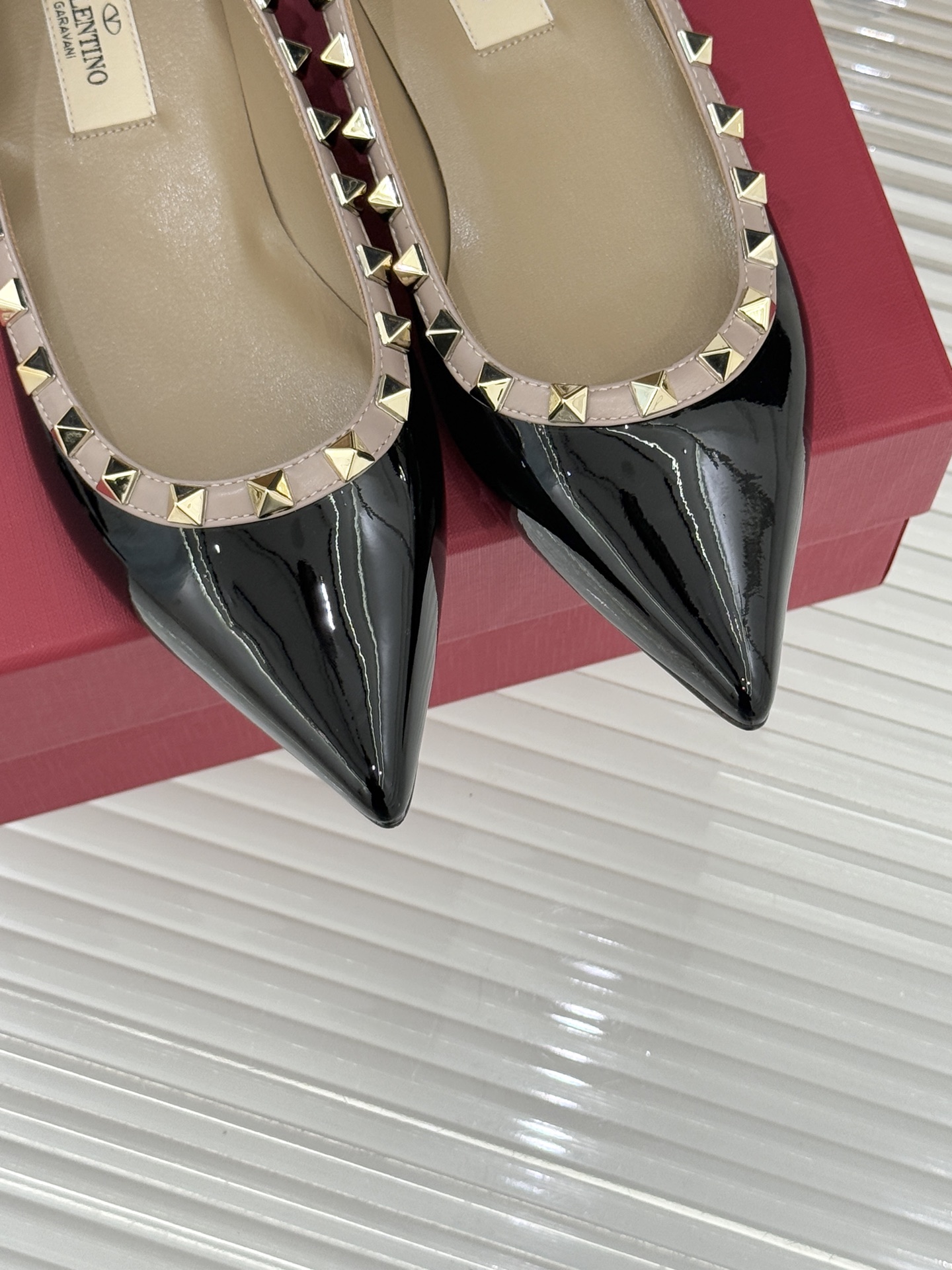 Valentino/华伦天奴经典铆钉尖头平底单鞋将标志性铆钉与利落尖头相融打造这款兼具气场与舒适的平底单