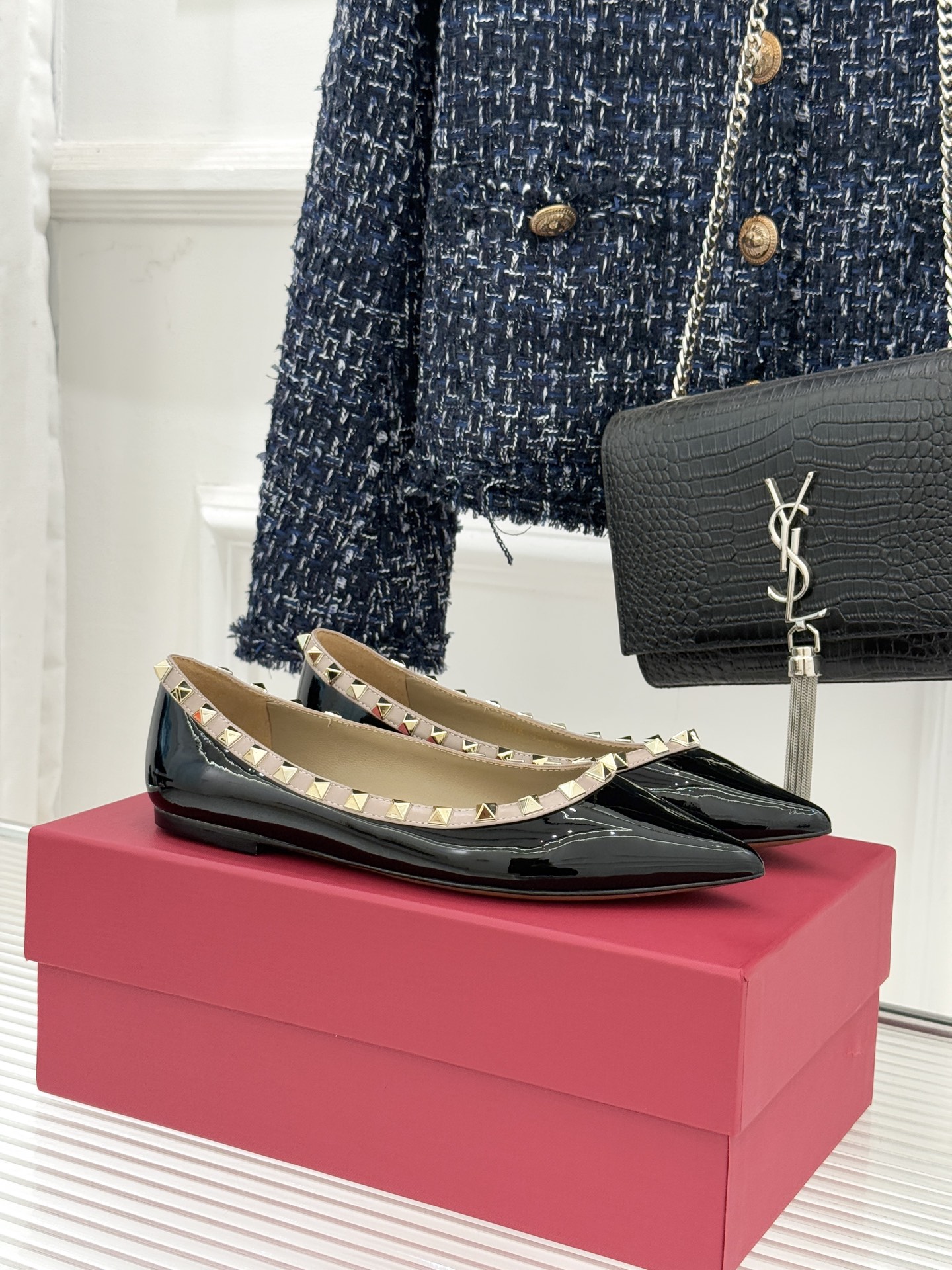 Valentino/华伦天奴经典铆钉尖头平底单鞋将标志性铆钉与利落尖头相融打造这款兼具气场与舒适的平底单