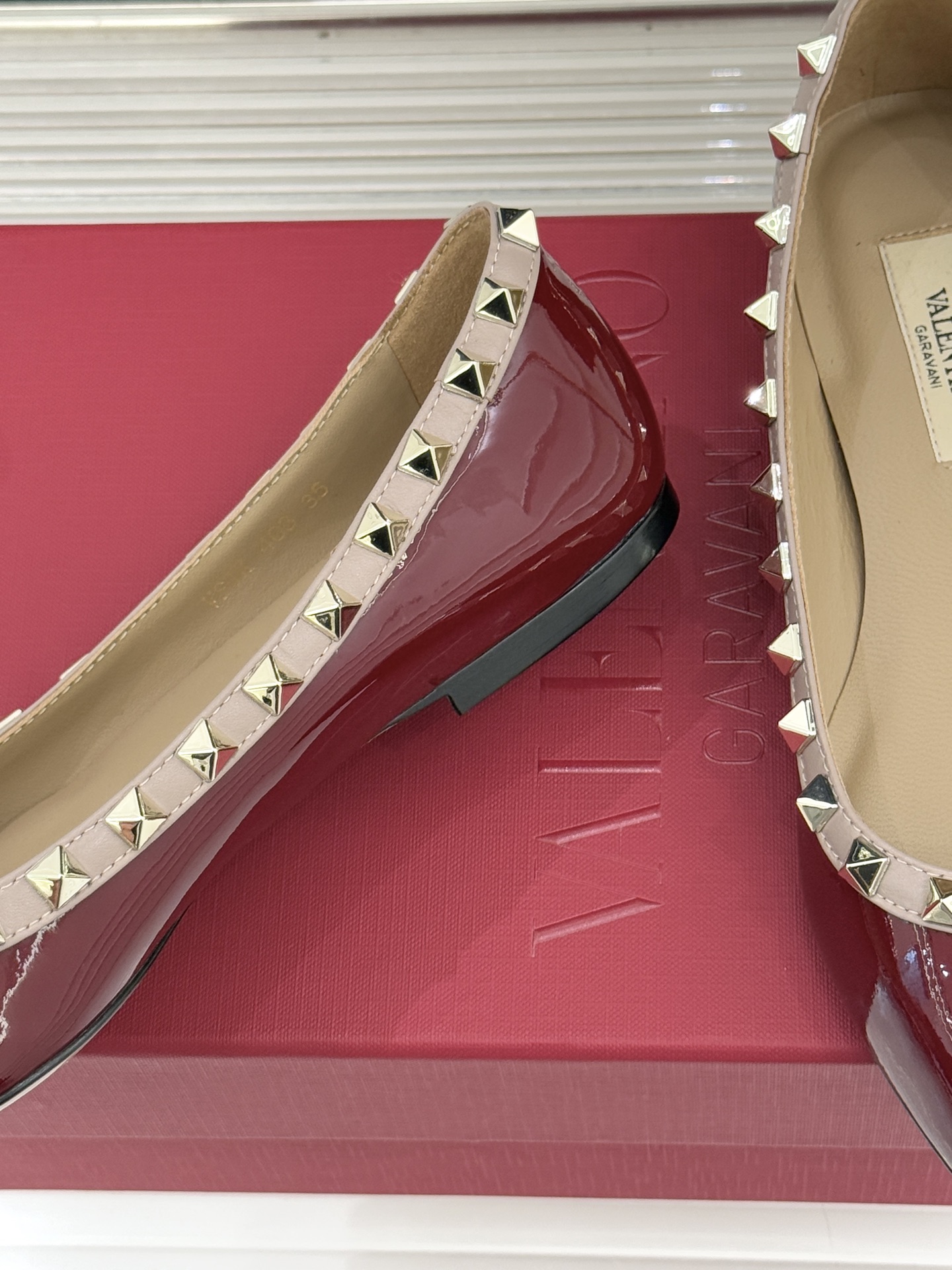 Valentino/华伦天奴经典铆钉尖头平底单鞋将标志性铆钉与利落尖头相融打造这款兼具气场与舒适的平底单