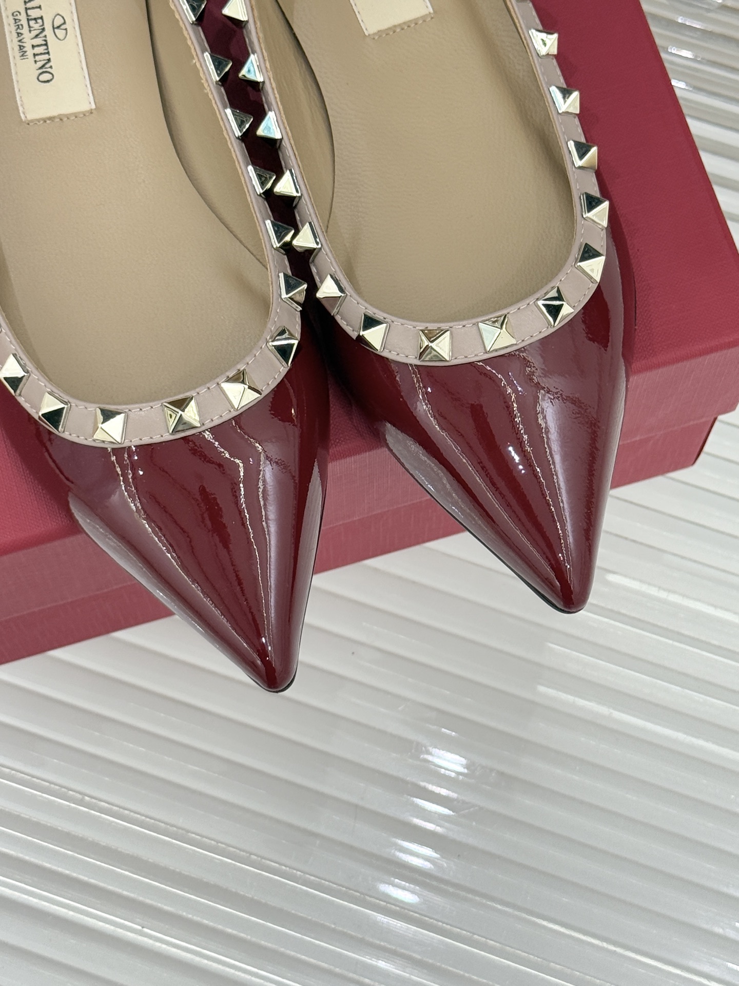 Valentino/华伦天奴经典铆钉尖头平底单鞋将标志性铆钉与利落尖头相融打造这款兼具气场与舒适的平底单