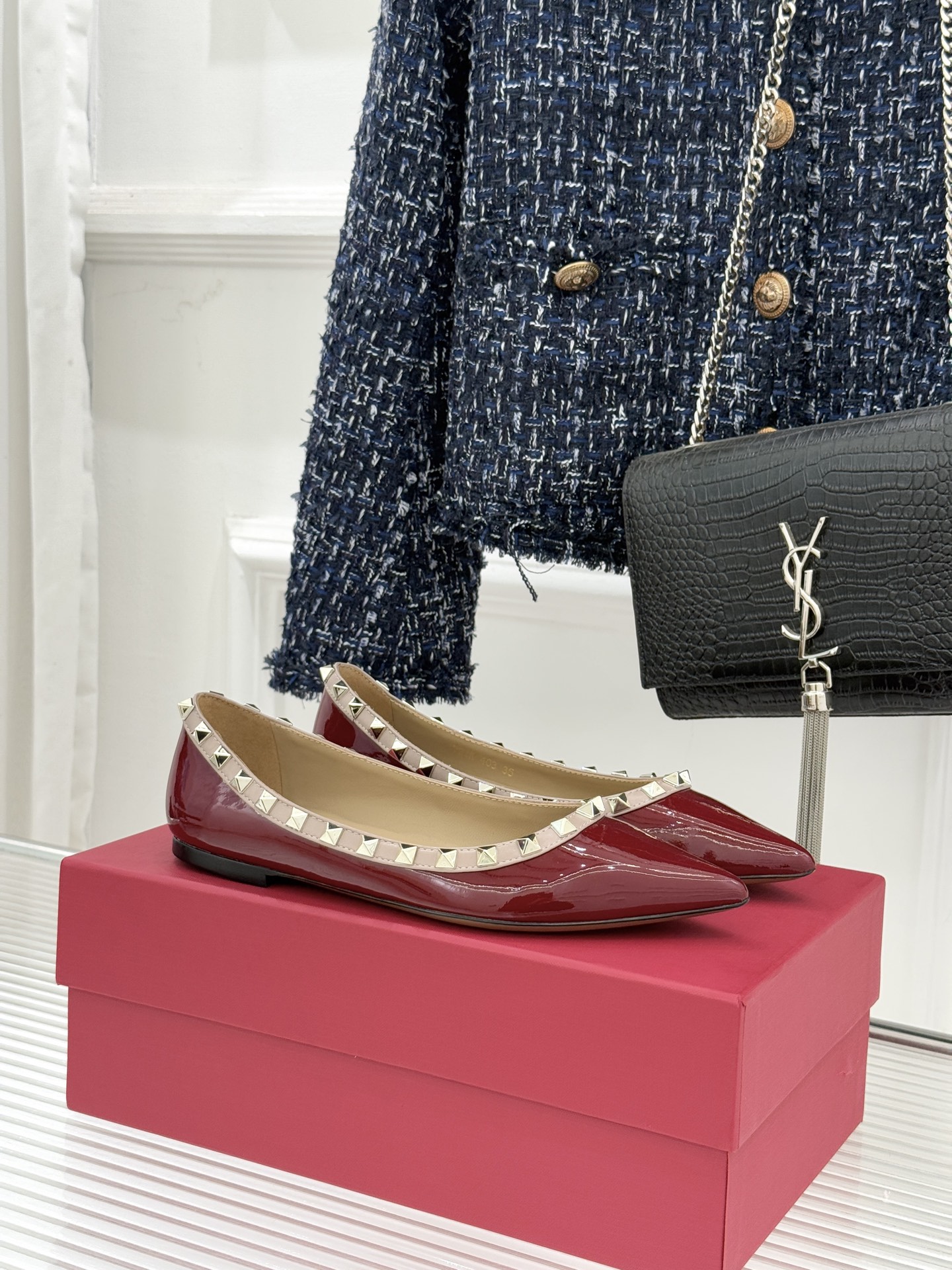 Valentino/华伦天奴经典铆钉尖头平底单鞋将标志性铆钉与利落尖头相融打造这款兼具气场与舒适的平底单