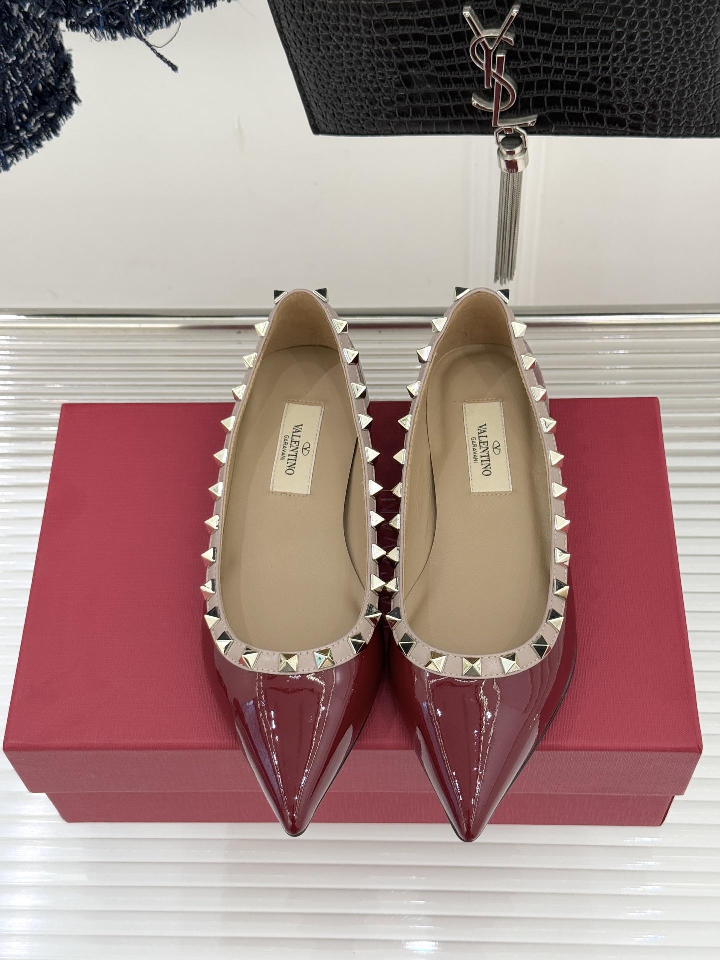 Valentino/华伦天奴经典铆钉尖头平底单鞋将标志性铆钉与利落尖头相融打造这款兼具气场与舒适的平底单