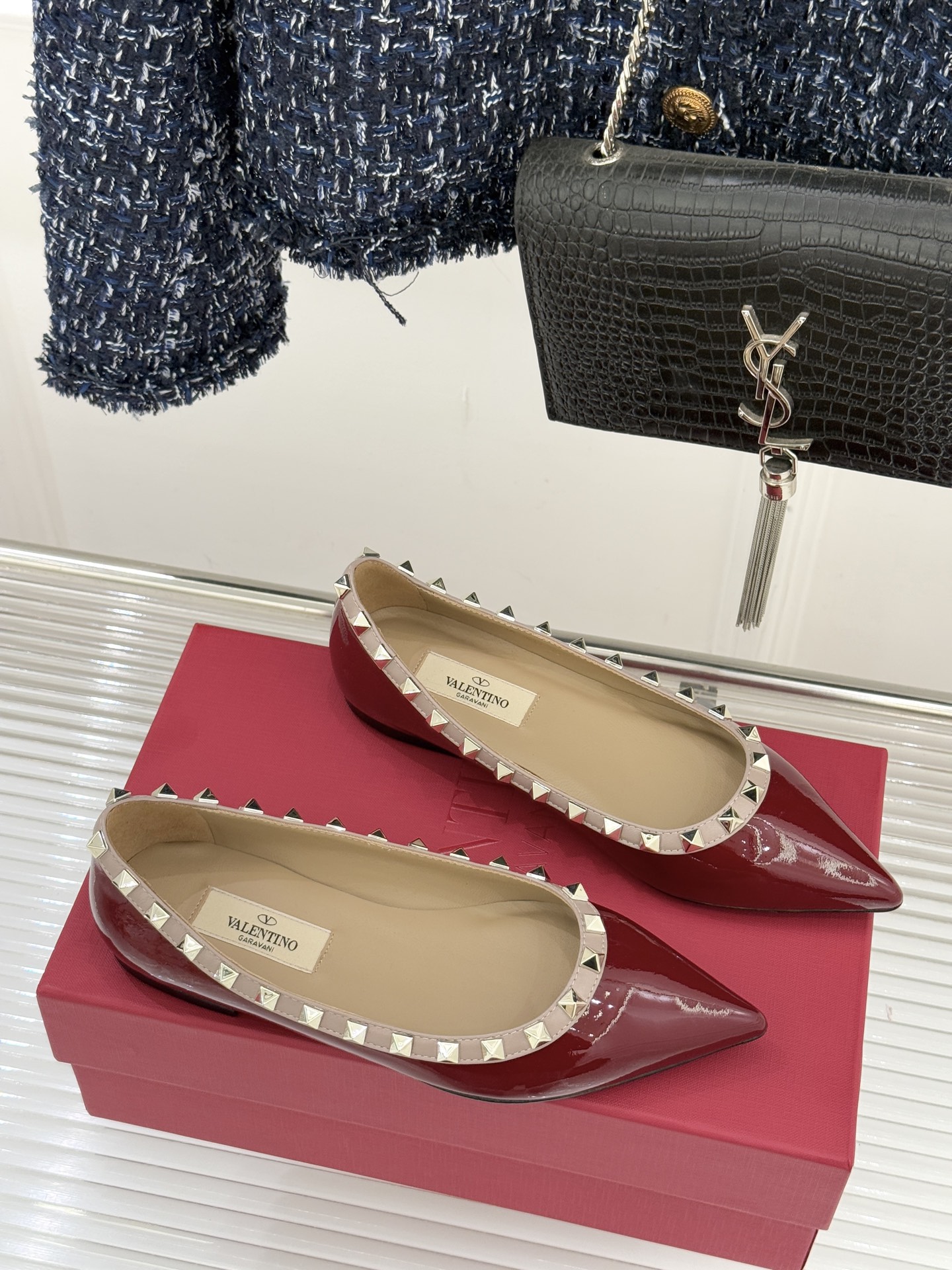 Valentino/华伦天奴经典铆钉尖头平底单鞋将标志性铆钉与利落尖头相融打造这款兼具气场与舒适的平底单