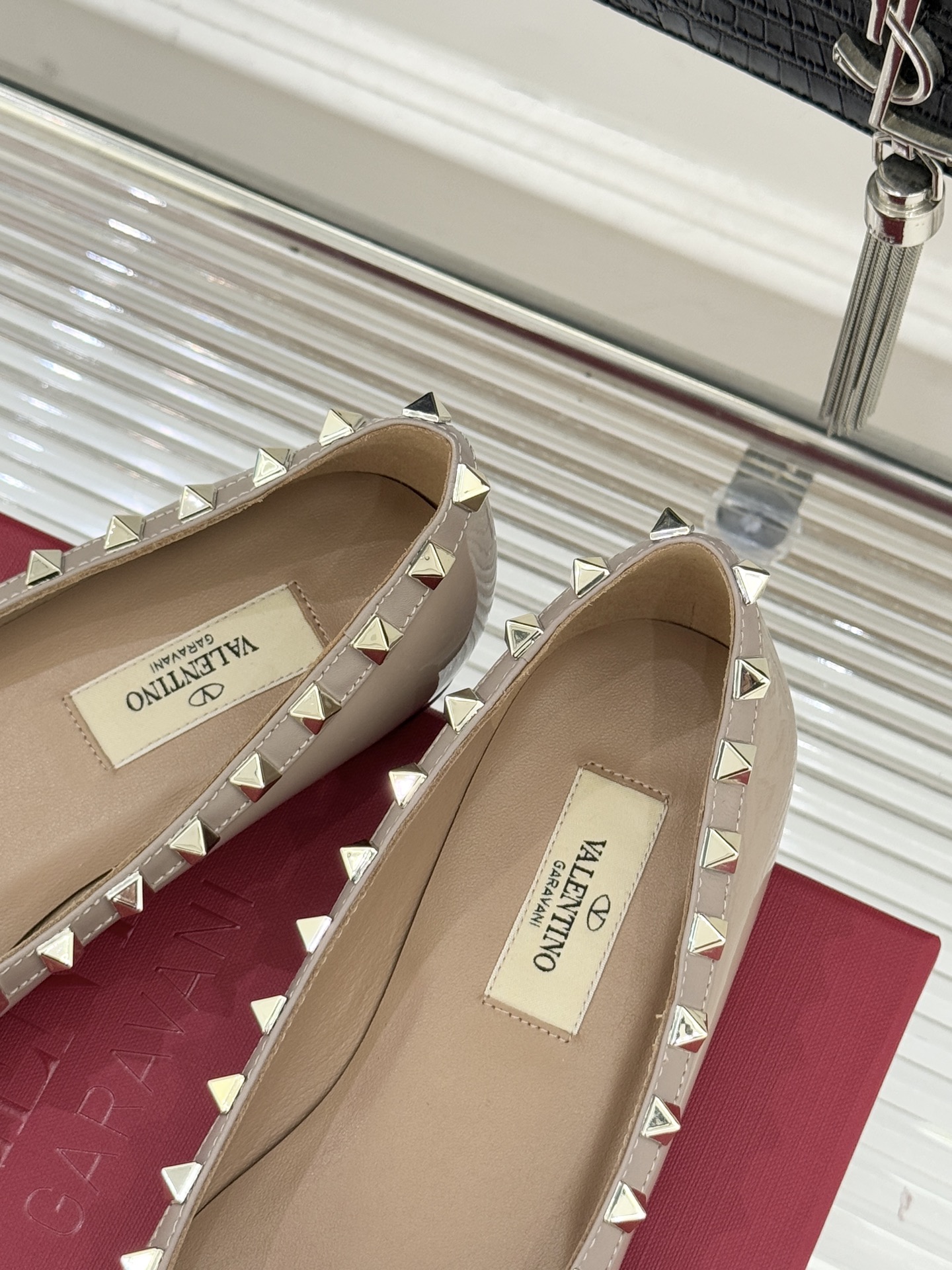 Valentino/华伦天奴经典铆钉尖头平底单鞋将标志性铆钉与利落尖头相融打造这款兼具气场与舒适的平底单