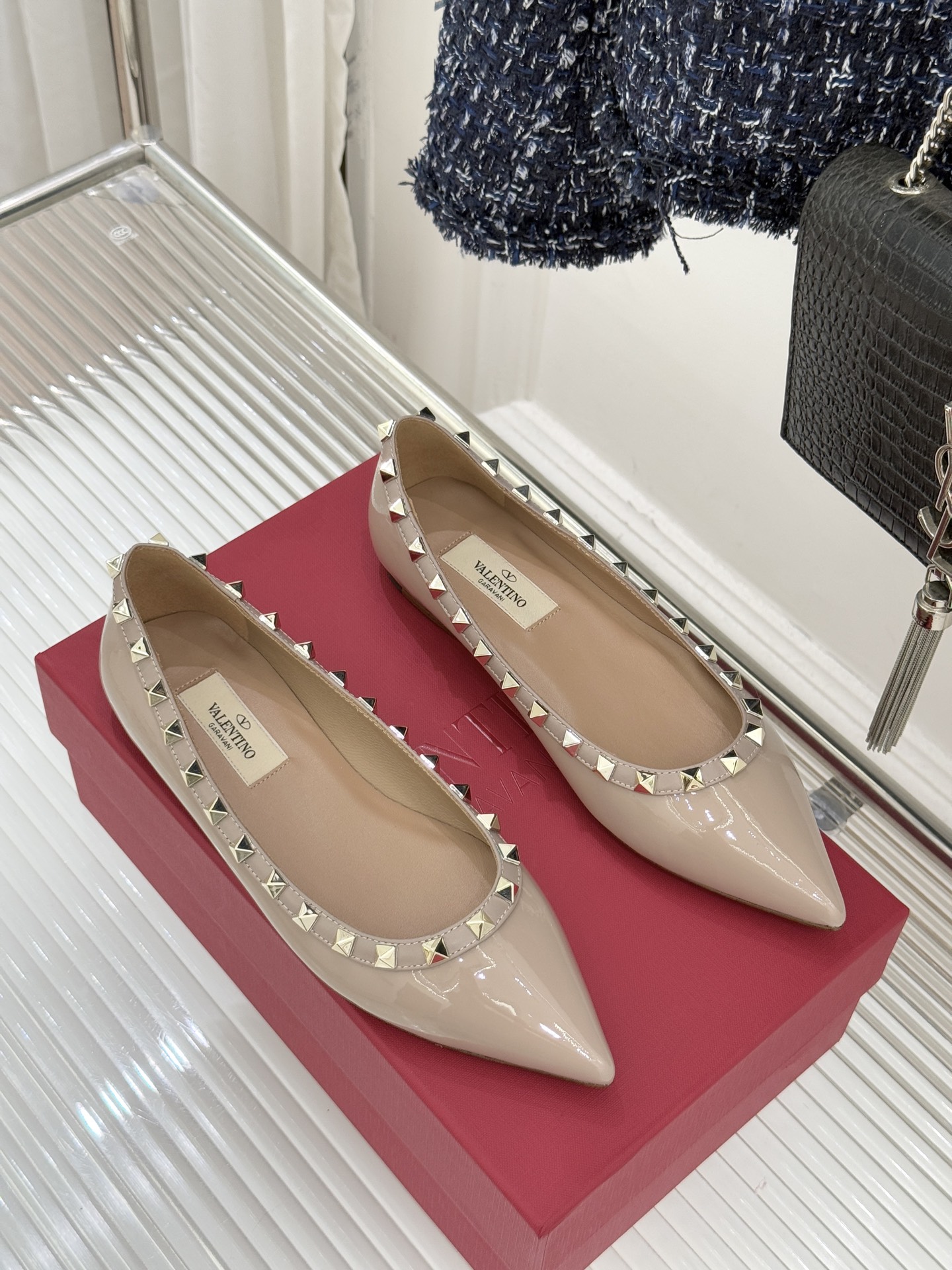 Valentino/华伦天奴经典铆钉尖头平底单鞋将标志性铆钉与利落尖头相融打造这款兼具气场与舒适的平底单