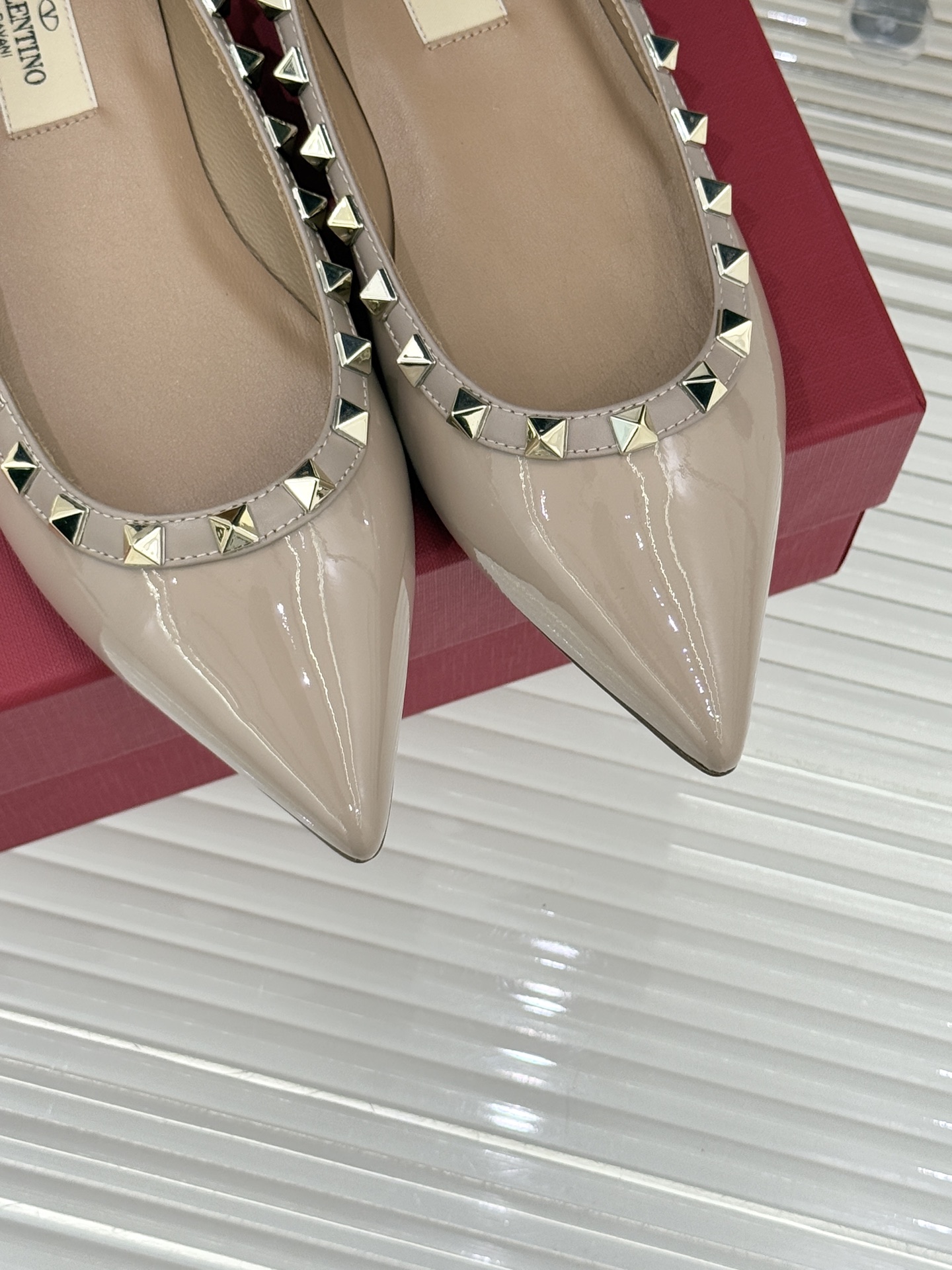 Valentino/华伦天奴经典铆钉尖头平底单鞋将标志性铆钉与利落尖头相融打造这款兼具气场与舒适的平底单