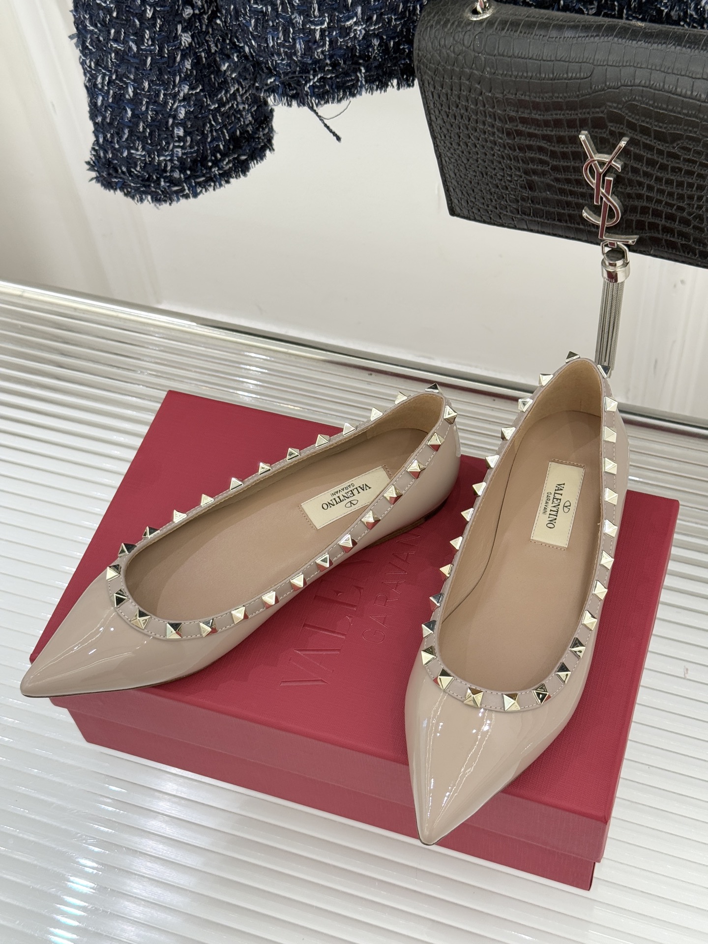 Valentino/华伦天奴经典铆钉尖头平底单鞋将标志性铆钉与利落尖头相融打造这款兼具气场与舒适的平底单