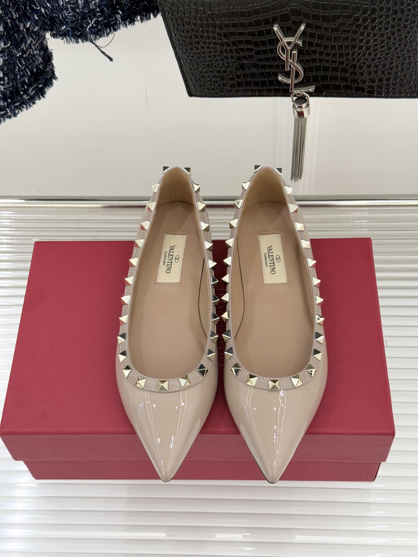 Valentino/华伦天奴经典铆钉尖头平底单鞋将标志性铆钉与利落尖头相融打造这款兼具气场与舒适的平底单