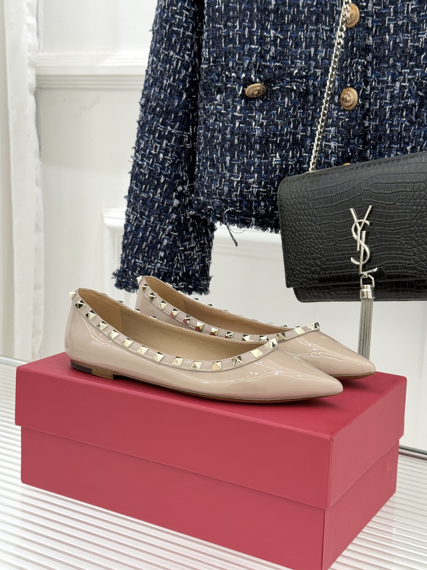 Valentino/华伦天奴经典铆钉尖头平底单鞋将标志性铆钉与利落尖头相融打造这款兼具气场与舒适的平底单