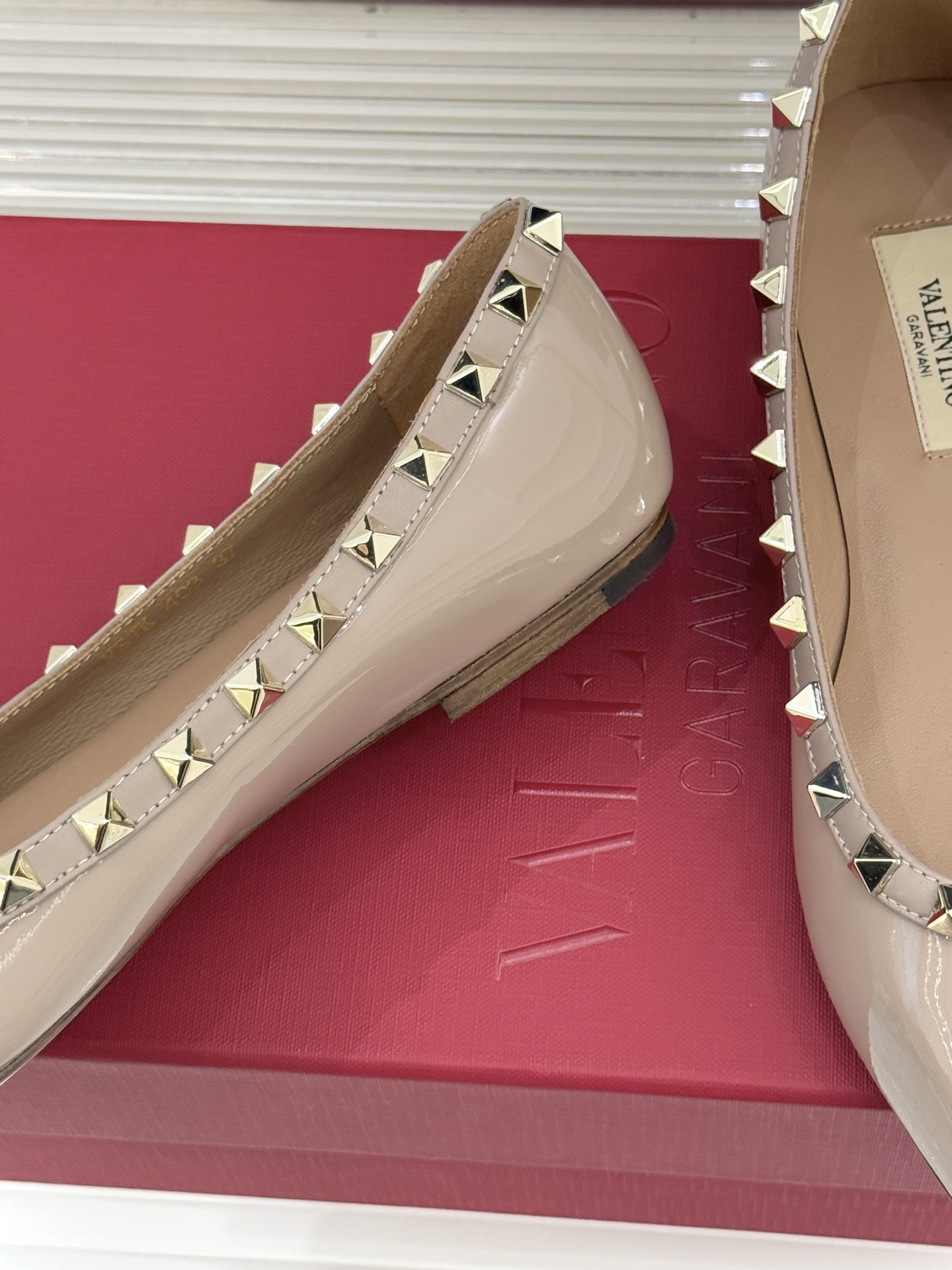 Valentino/华伦天奴经典铆钉尖头平底单鞋将标志性铆钉与利落尖头相融打造这款兼具气场与舒适的平底单