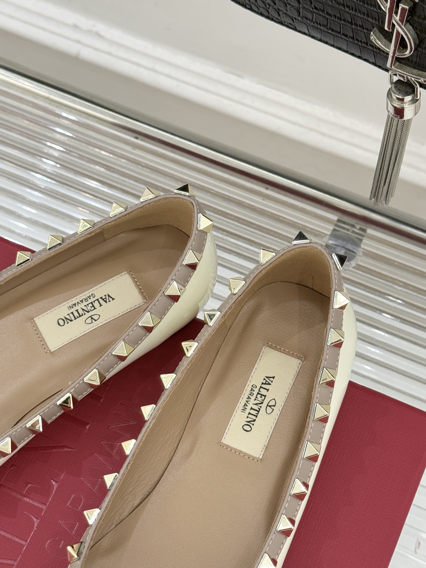 Valentino/华伦天奴经典铆钉尖头平底单鞋将标志性铆钉与利落尖头相融打造这款兼具气场与舒适的平底单