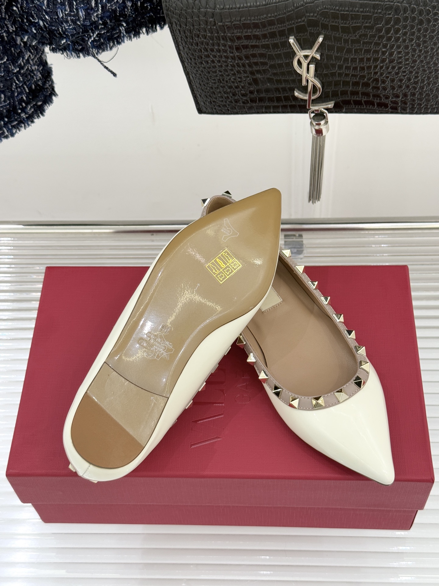 Valentino/华伦天奴经典铆钉尖头平底单鞋将标志性铆钉与利落尖头相融打造这款兼具气场与舒适的平底单