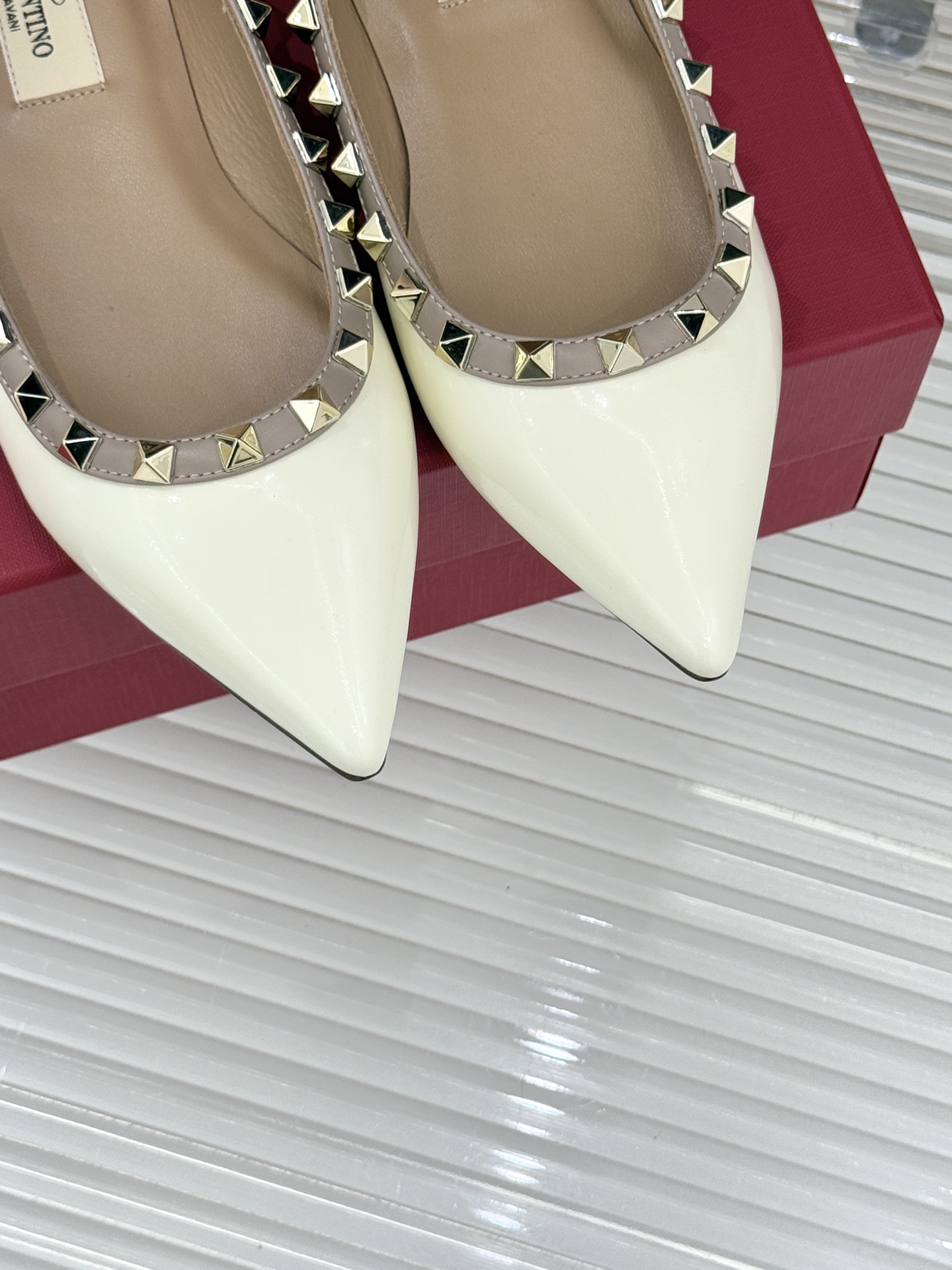 Valentino/华伦天奴经典铆钉尖头平底单鞋将标志性铆钉与利落尖头相融打造这款兼具气场与舒适的平底单