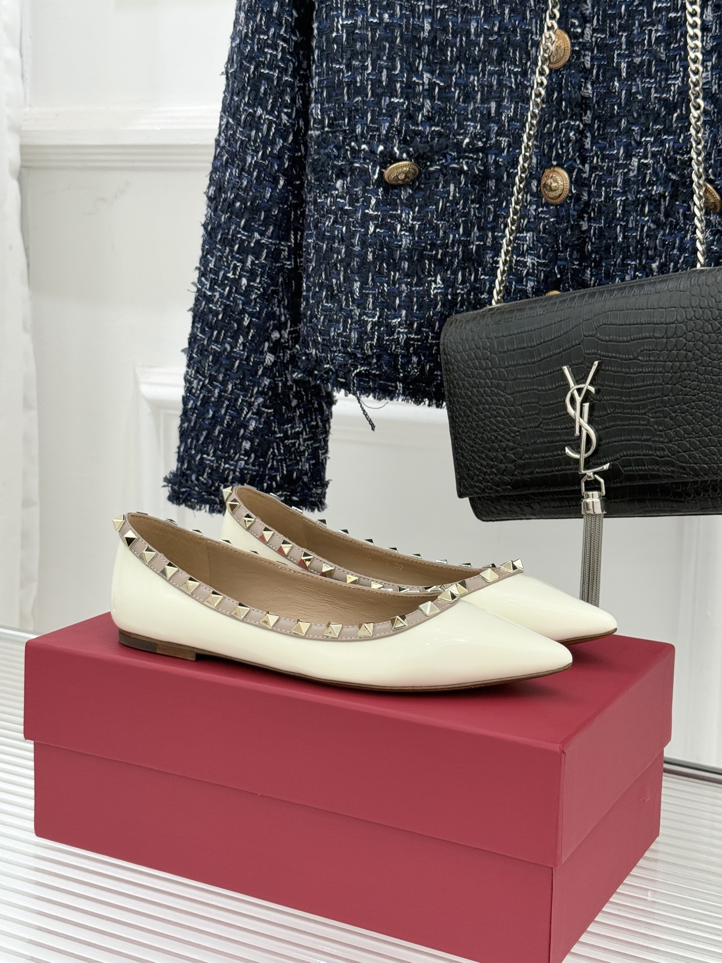 Valentino/华伦天奴经典铆钉尖头平底单鞋将标志性铆钉与利落尖头相融打造这款兼具气场与舒适的平底单