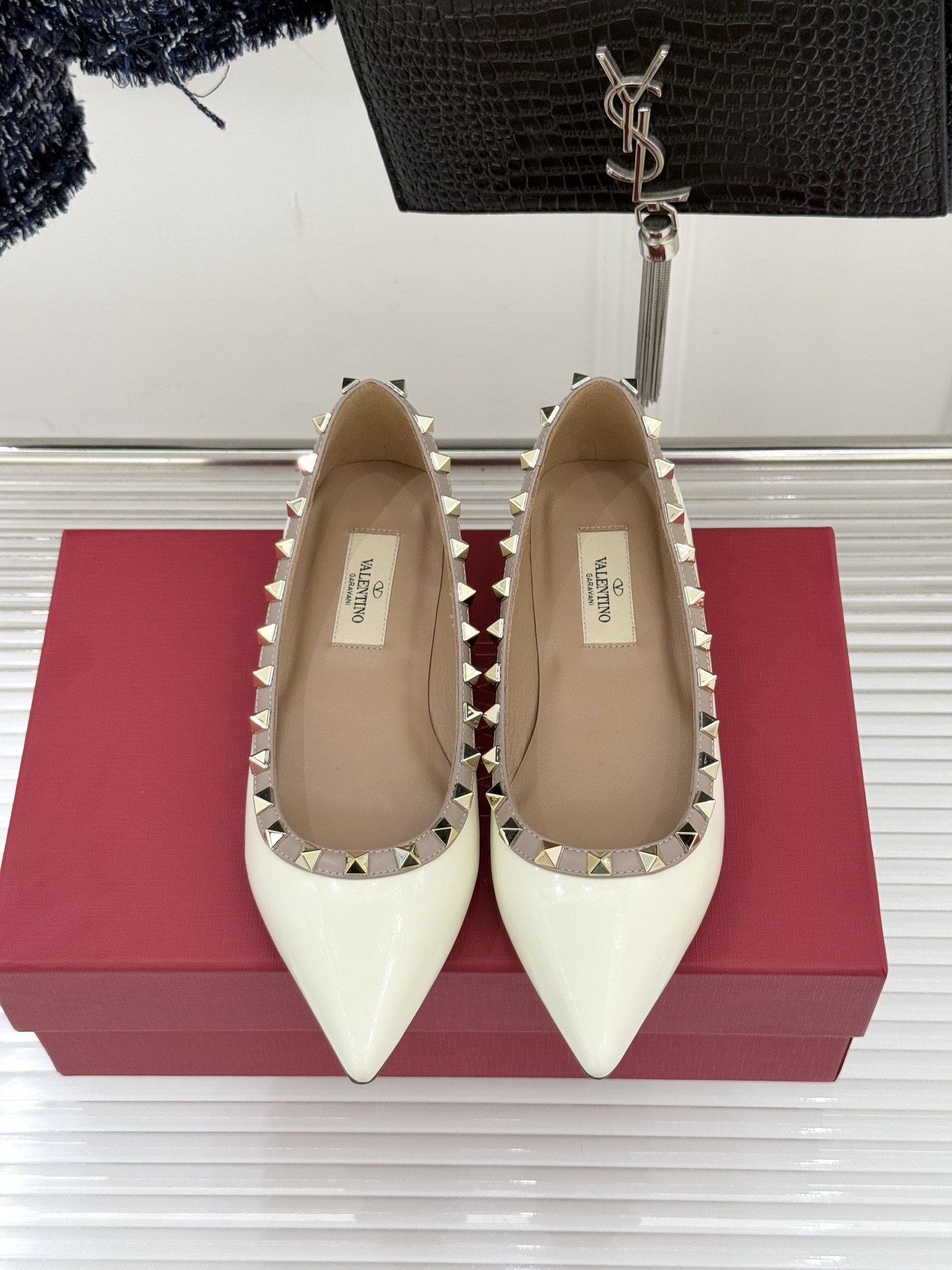 Valentino/华伦天奴经典铆钉尖头平底单鞋将标志性铆钉与利落尖头相融打造这款兼具气场与舒适的平底单