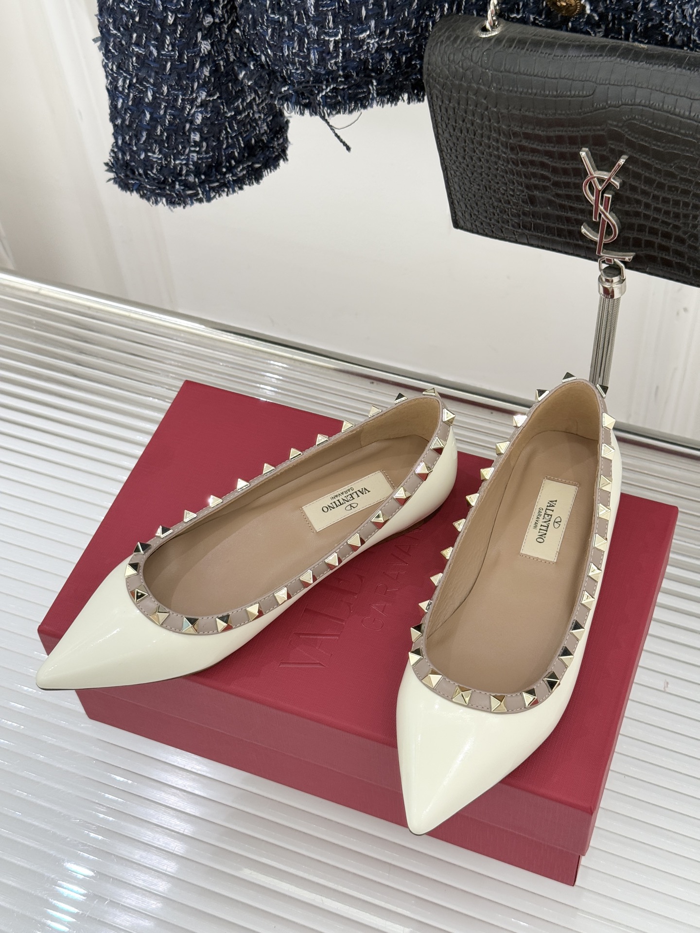 Valentino/华伦天奴经典铆钉尖头平底单鞋将标志性铆钉与利落尖头相融打造这款兼具气场与舒适的平底单