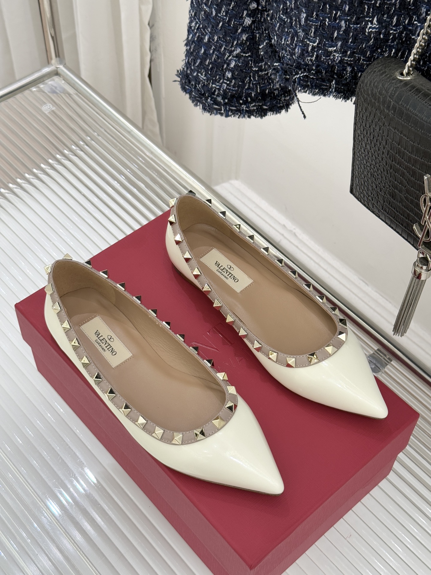 Valentino/华伦天奴经典铆钉尖头平底单鞋将标志性铆钉与利落尖头相融打造这款兼具气场与舒适的平底单