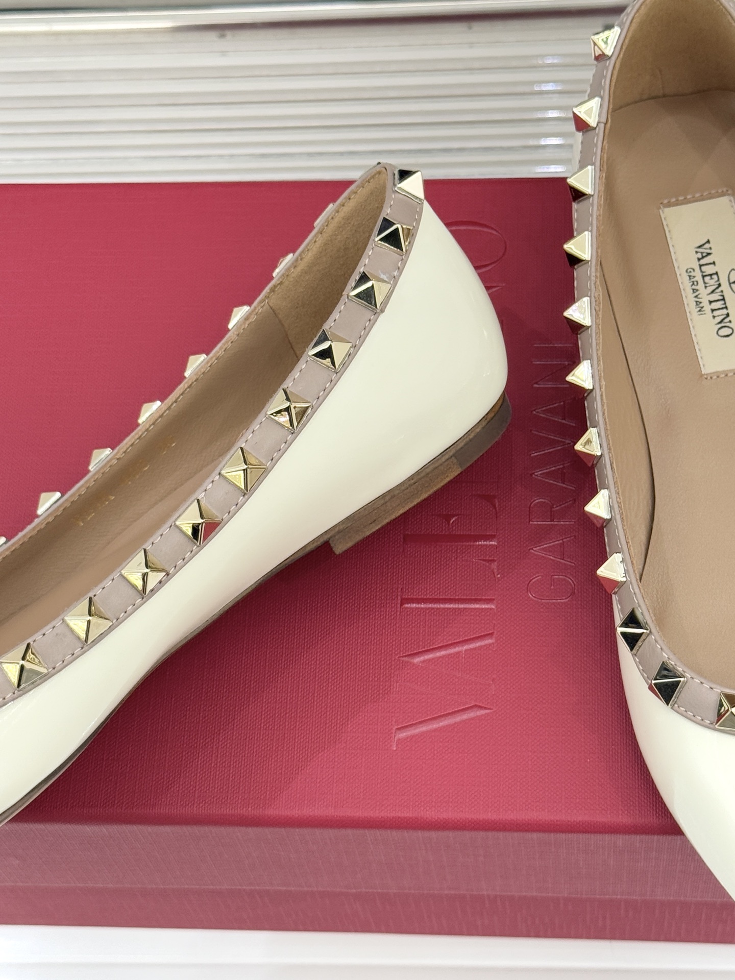 Valentino/华伦天奴经典铆钉尖头平底单鞋将标志性铆钉与利落尖头相融打造这款兼具气场与舒适的平底单