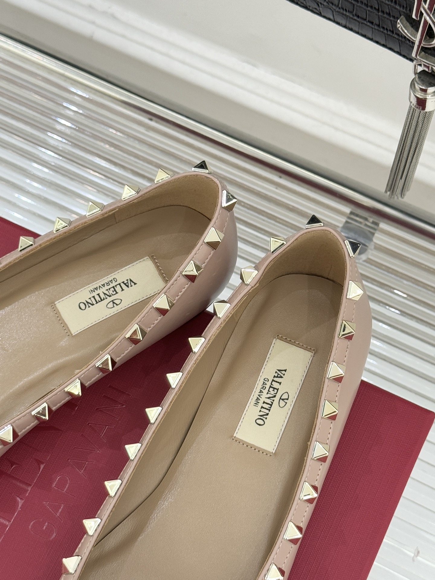 Valentino/华伦天奴经典铆钉尖头平底单鞋将标志性铆钉与利落尖头相融打造这款兼具气场与舒适的平底单