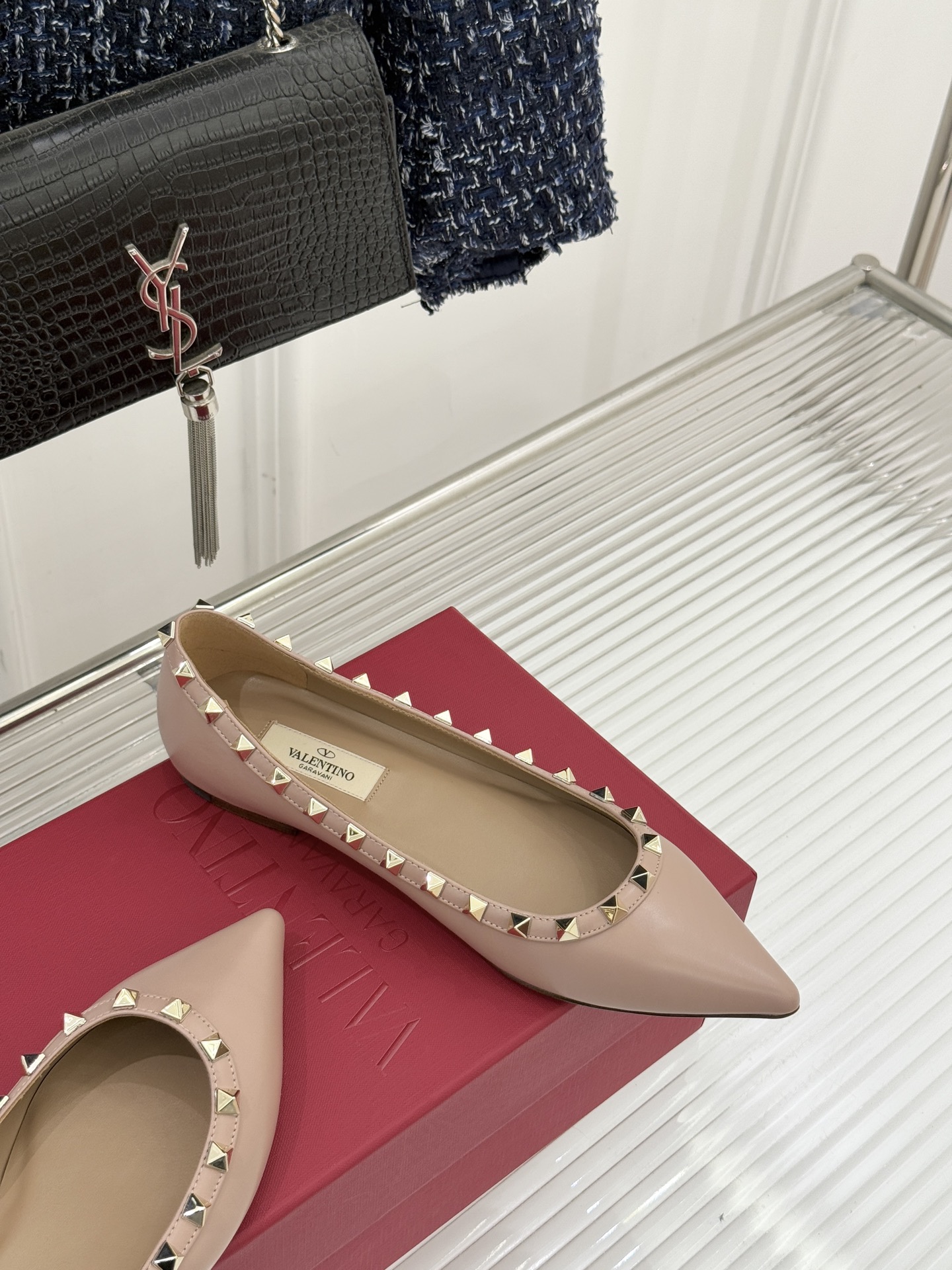 Valentino/华伦天奴经典铆钉尖头平底单鞋将标志性铆钉与利落尖头相融打造这款兼具气场与舒适的平底单