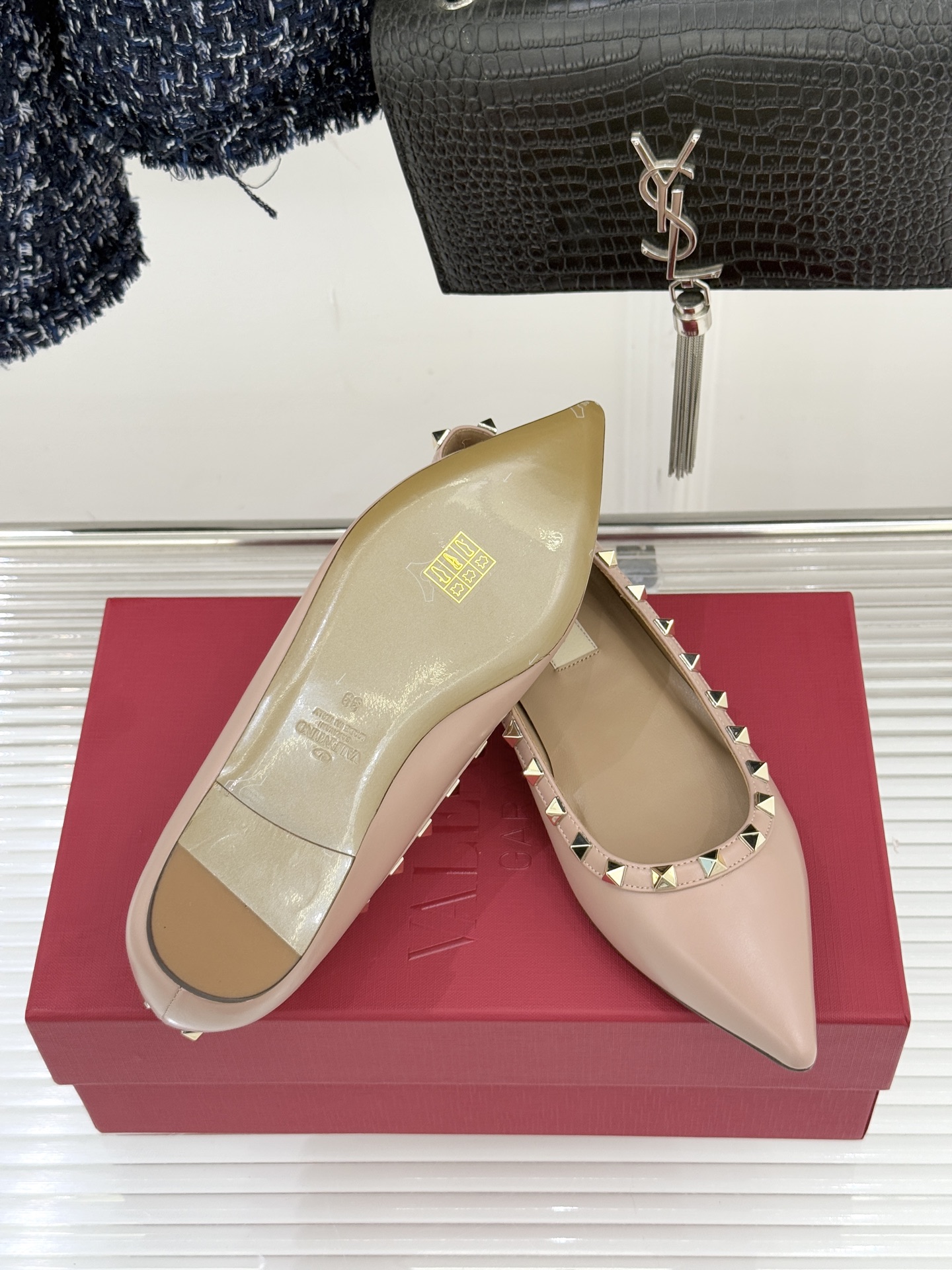 Valentino/华伦天奴经典铆钉尖头平底单鞋将标志性铆钉与利落尖头相融打造这款兼具气场与舒适的平底单