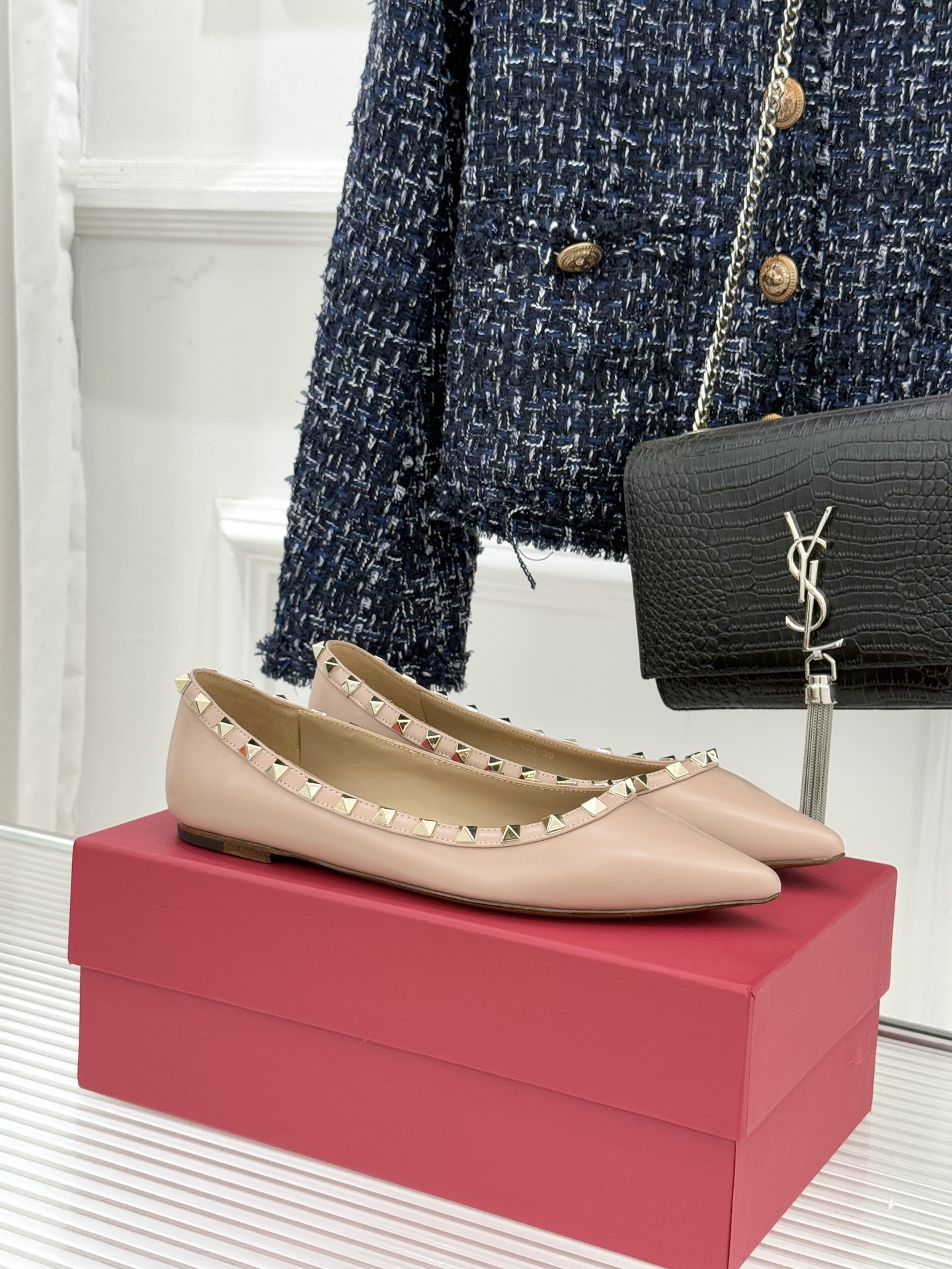 Valentino/华伦天奴经典铆钉尖头平底单鞋将标志性铆钉与利落尖头相融打造这款兼具气场与舒适的平底单