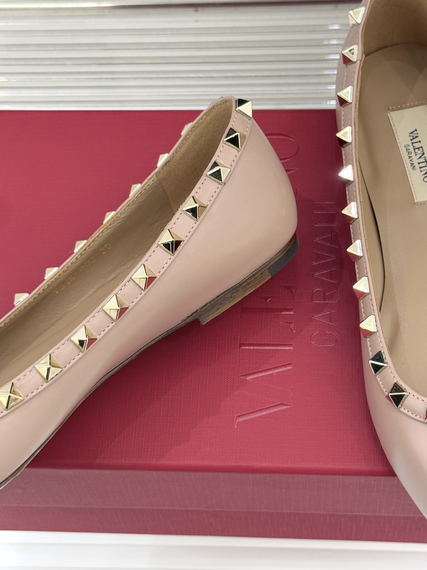 Valentino/华伦天奴经典铆钉尖头平底单鞋将标志性铆钉与利落尖头相融打造这款兼具气场与舒适的平底单