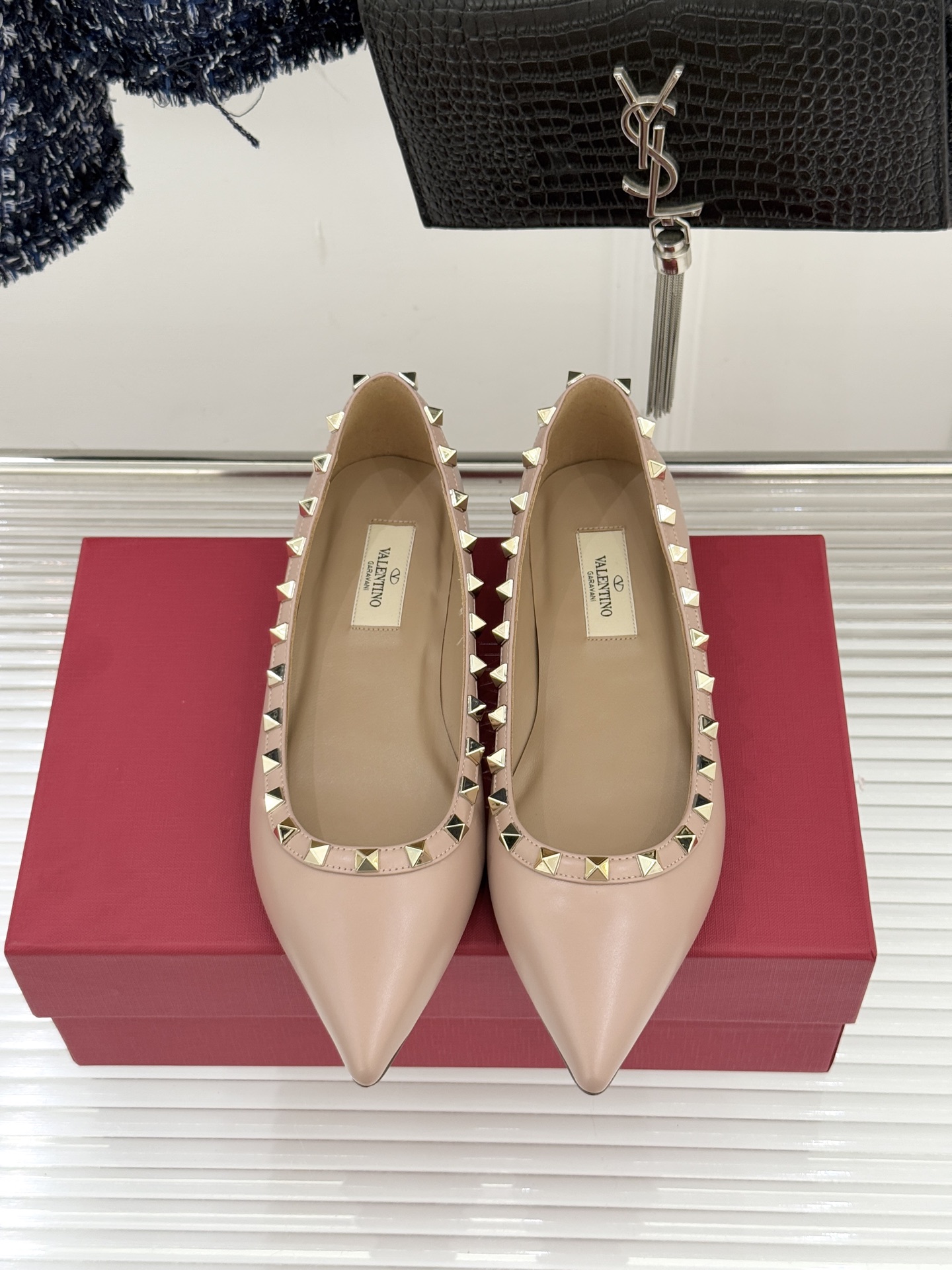 Valentino/华伦天奴经典铆钉尖头平底单鞋将标志性铆钉与利落尖头相融打造这款兼具气场与舒适的平底单