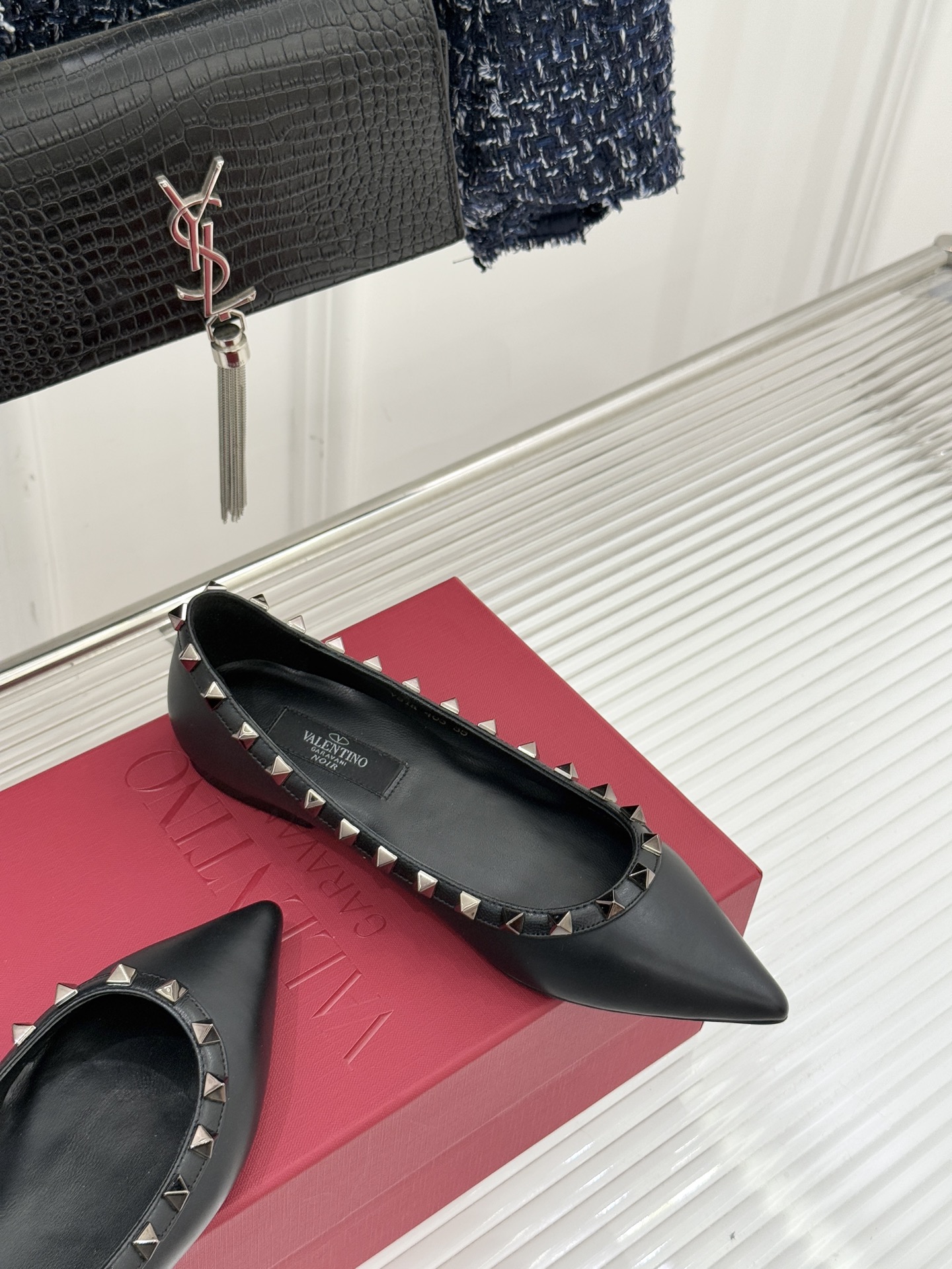 Valentino/华伦天奴经典铆钉尖头平底单鞋将标志性铆钉与利落尖头相融打造这款兼具气场与舒适的平底单