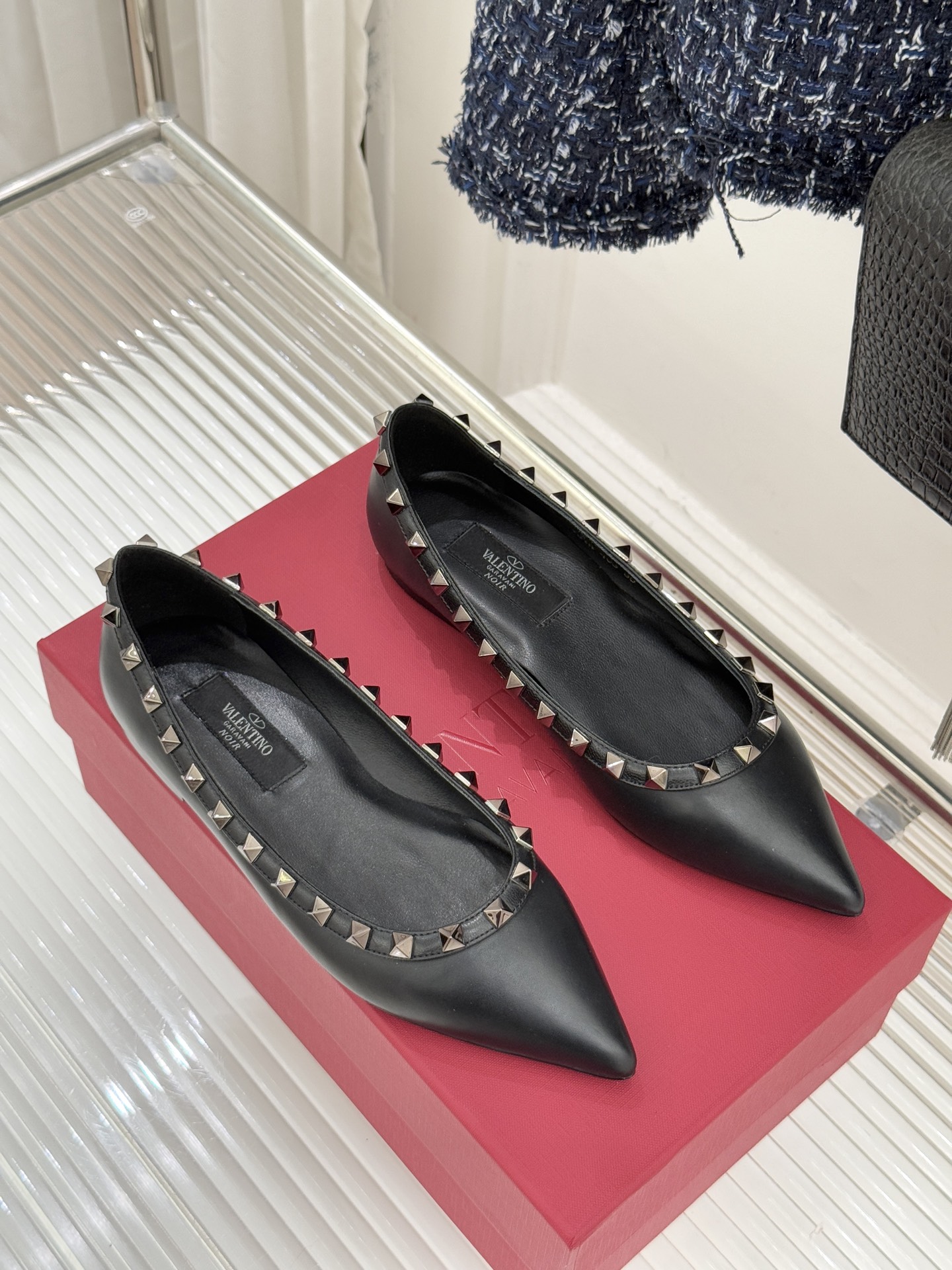 Valentino/华伦天奴经典铆钉尖头平底单鞋将标志性铆钉与利落尖头相融打造这款兼具气场与舒适的平底单