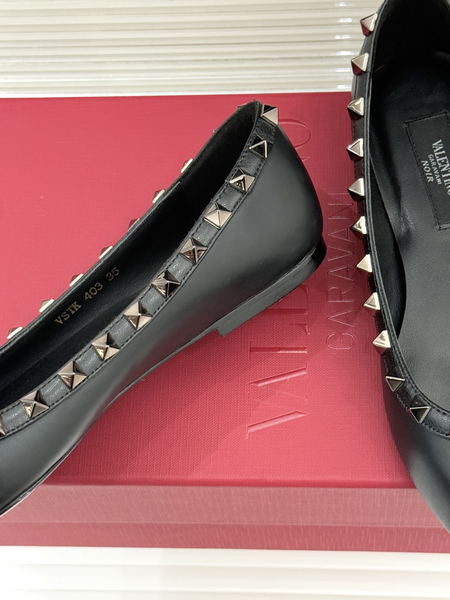 Valentino/华伦天奴经典铆钉尖头平底单鞋将标志性铆钉与利落尖头相融打造这款兼具气场与舒适的平底单