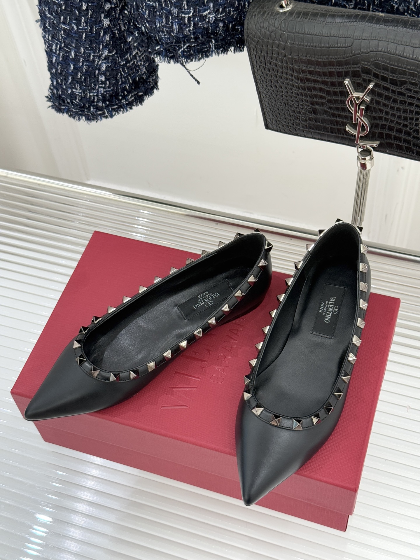 Valentino/华伦天奴经典铆钉尖头平底单鞋将标志性铆钉与利落尖头相融打造这款兼具气场与舒适的平底单